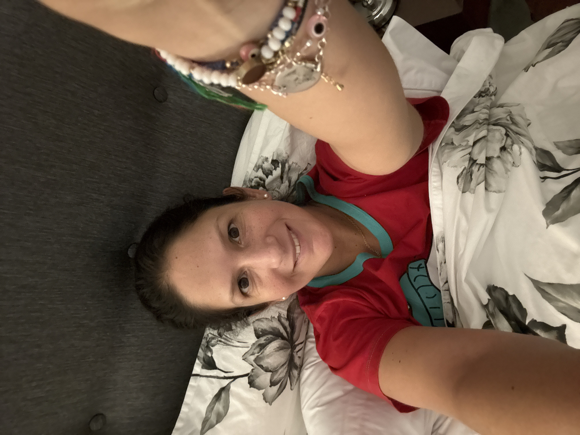 Late-night pizza delivery captured in San Isidro bedroom