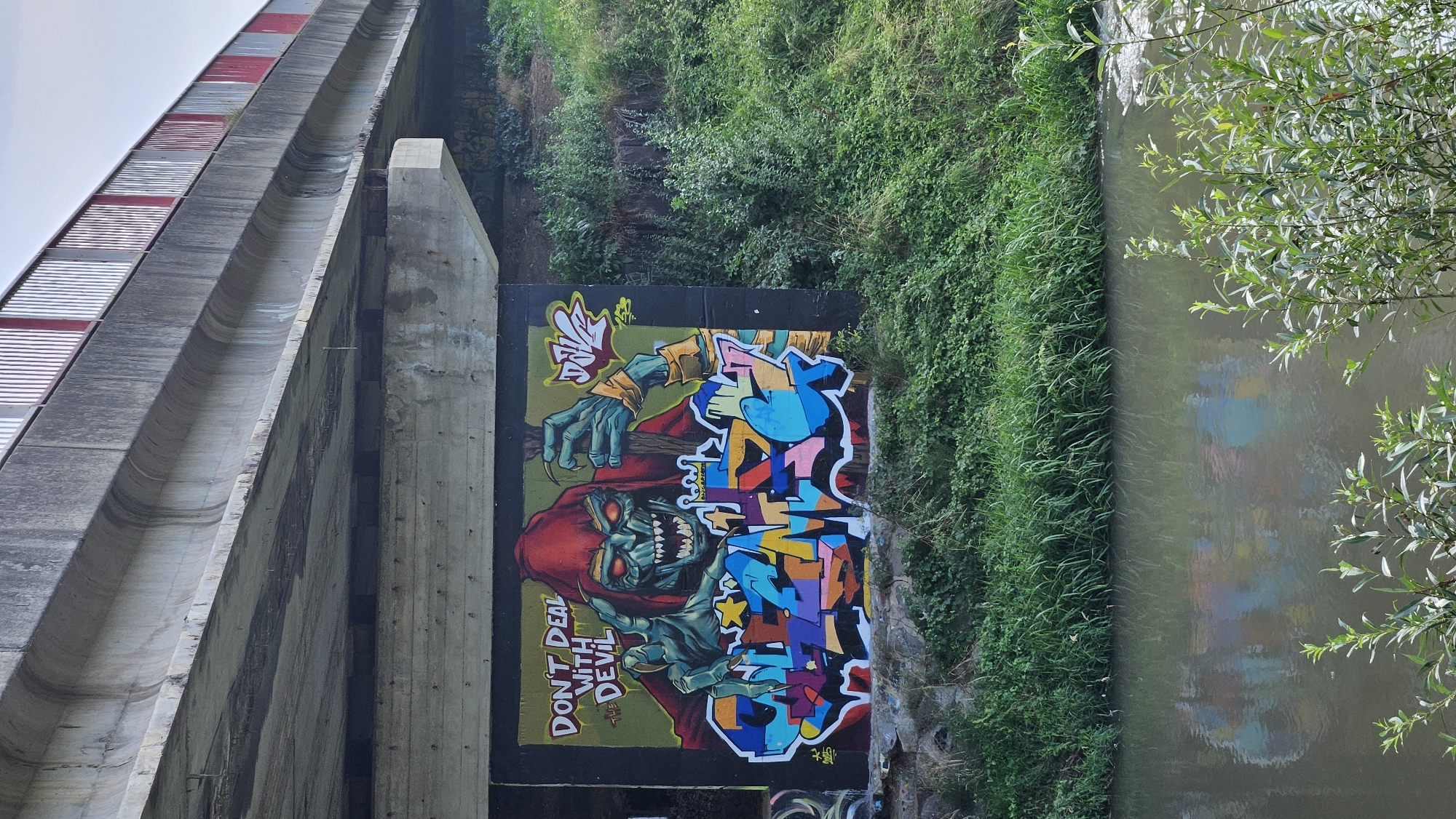 Morning stroll along Prešov's Sekčov River, herons and graffiti bridges