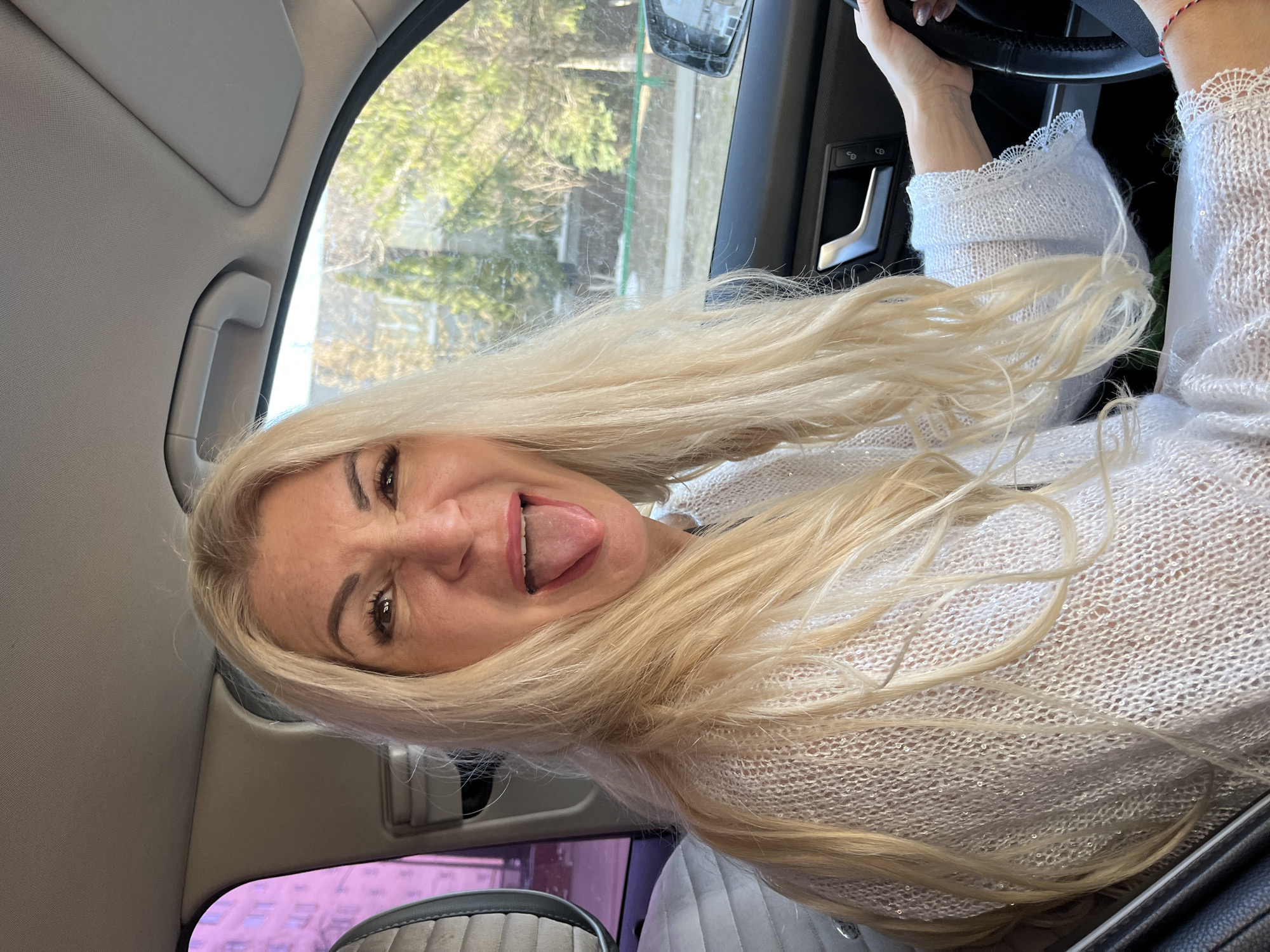 Woman makes playful faces while driving in Nizhny Novgorod
