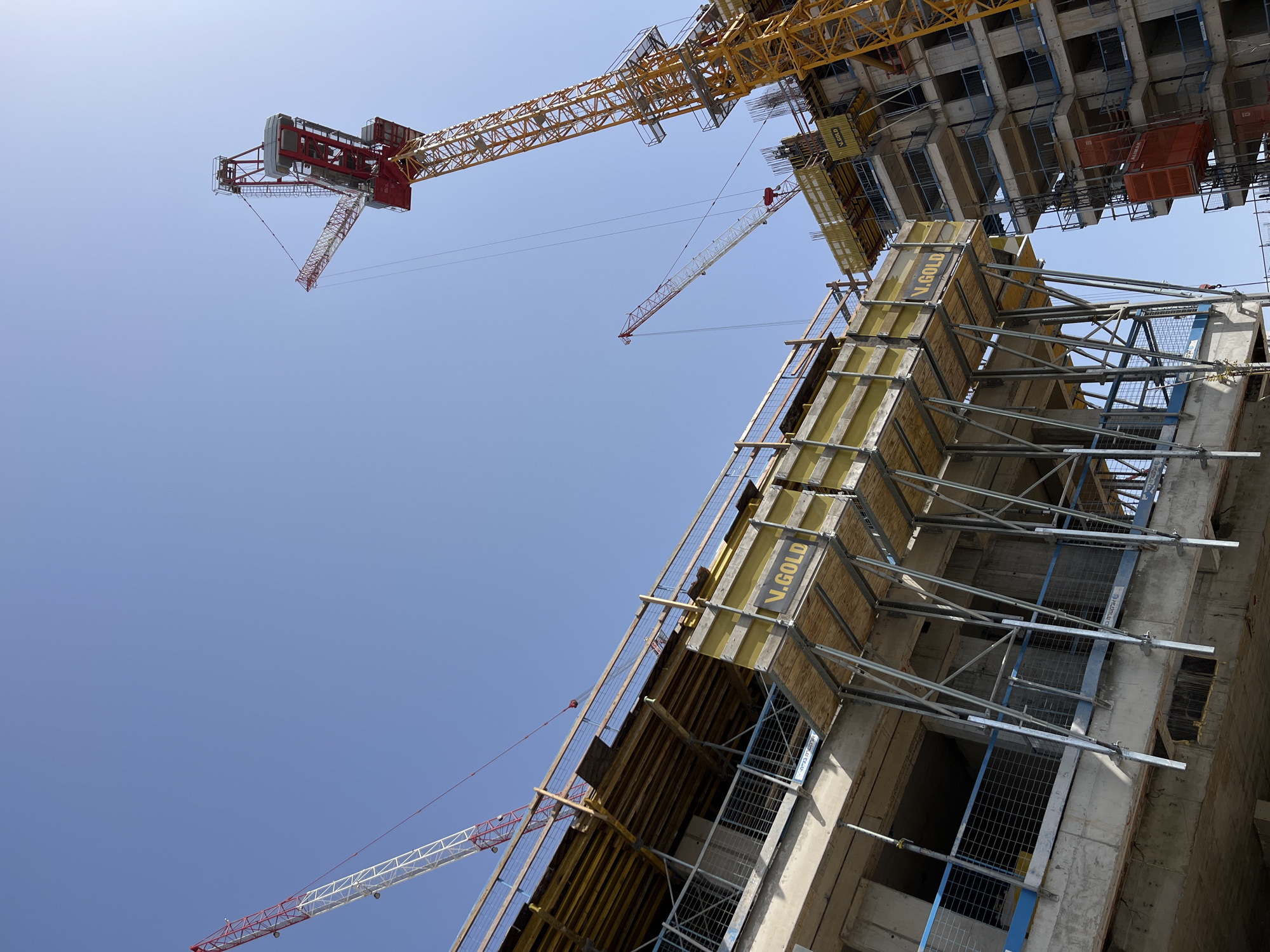 Construction activity observed in Tel-Aviv under clear skies