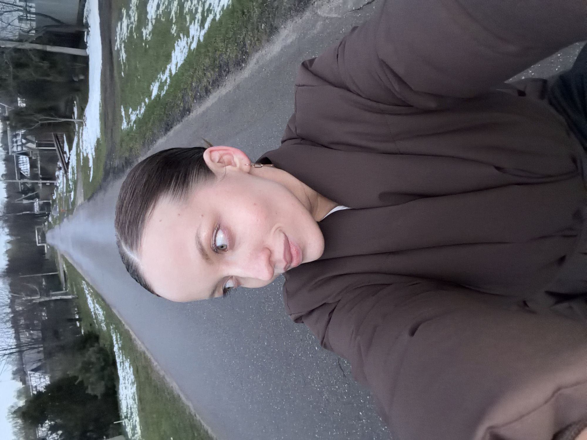 Woman with child stroller spotted in Reshetnikovo park area