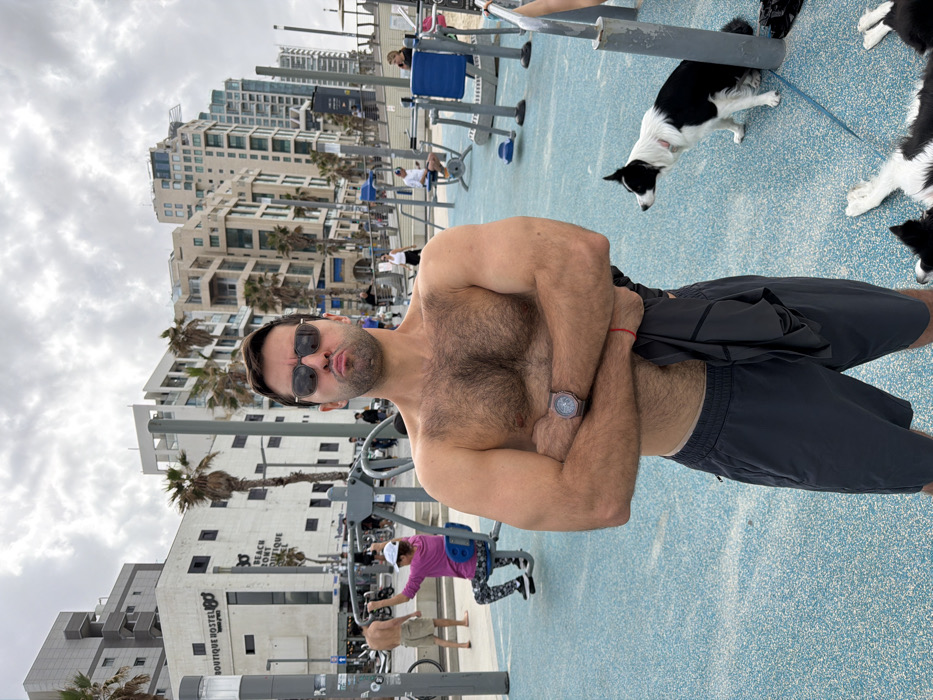 Tel Aviv beachfront sees typical morning recreational activities