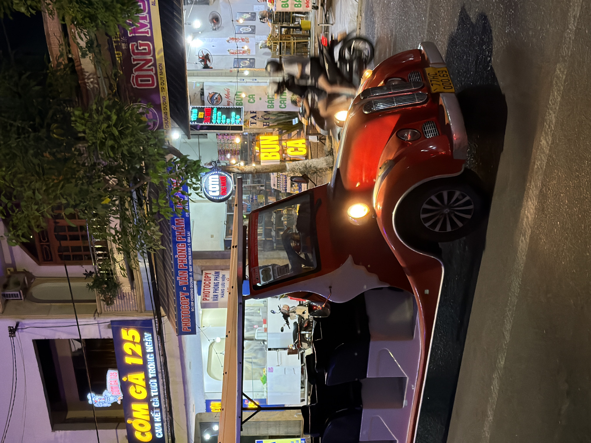 A night out in Quy Nhon's café and street scene