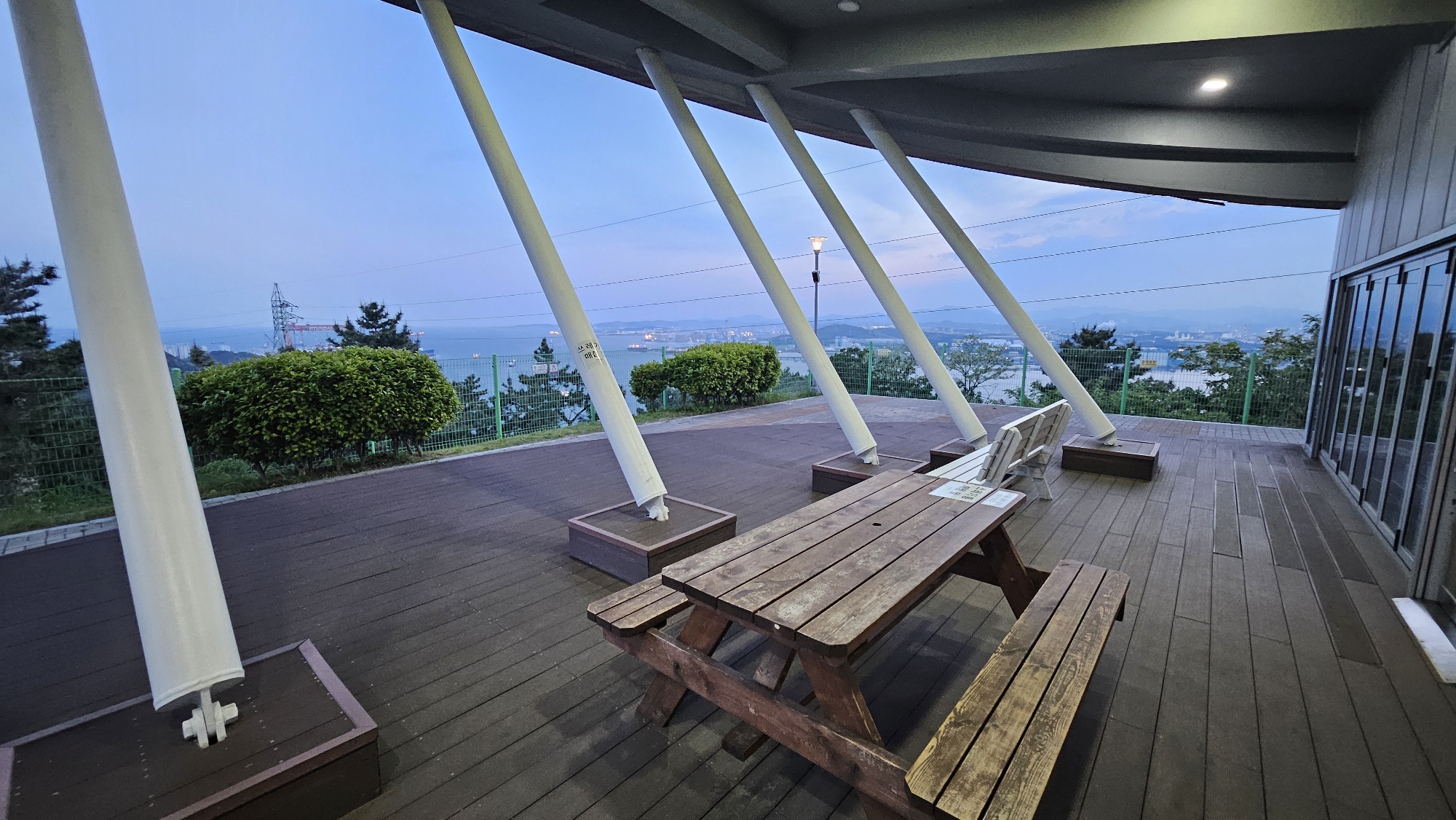 Tourist captures Ulsan Bridge Observatory views and cityscape