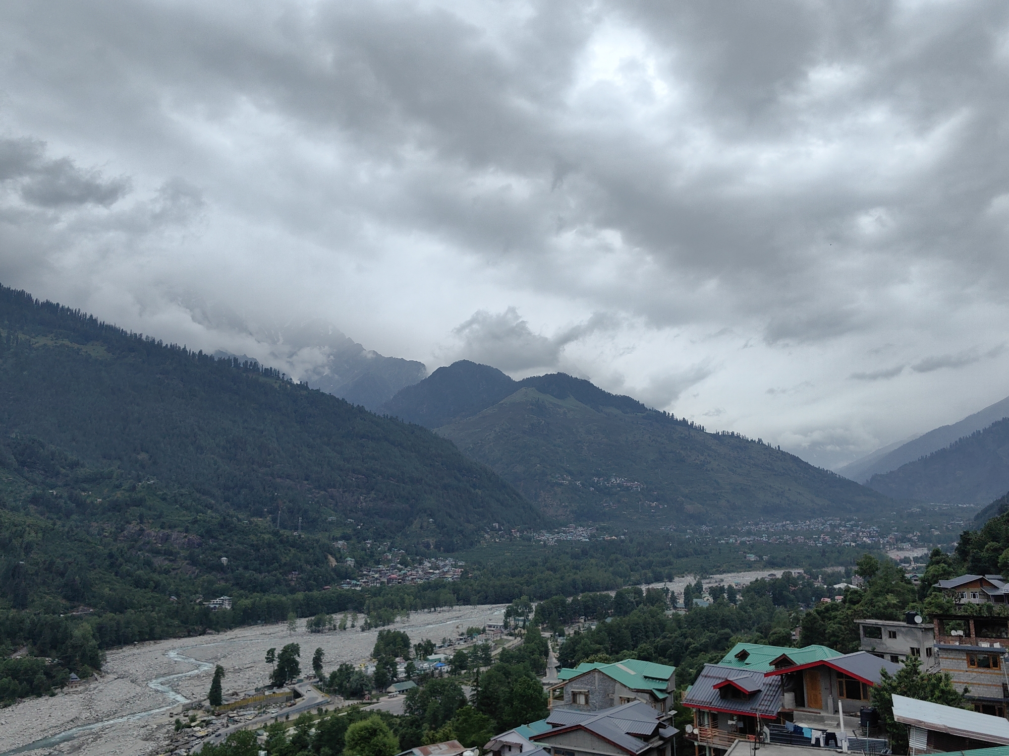Cloudy morning valley vista documented in Vashisht, India