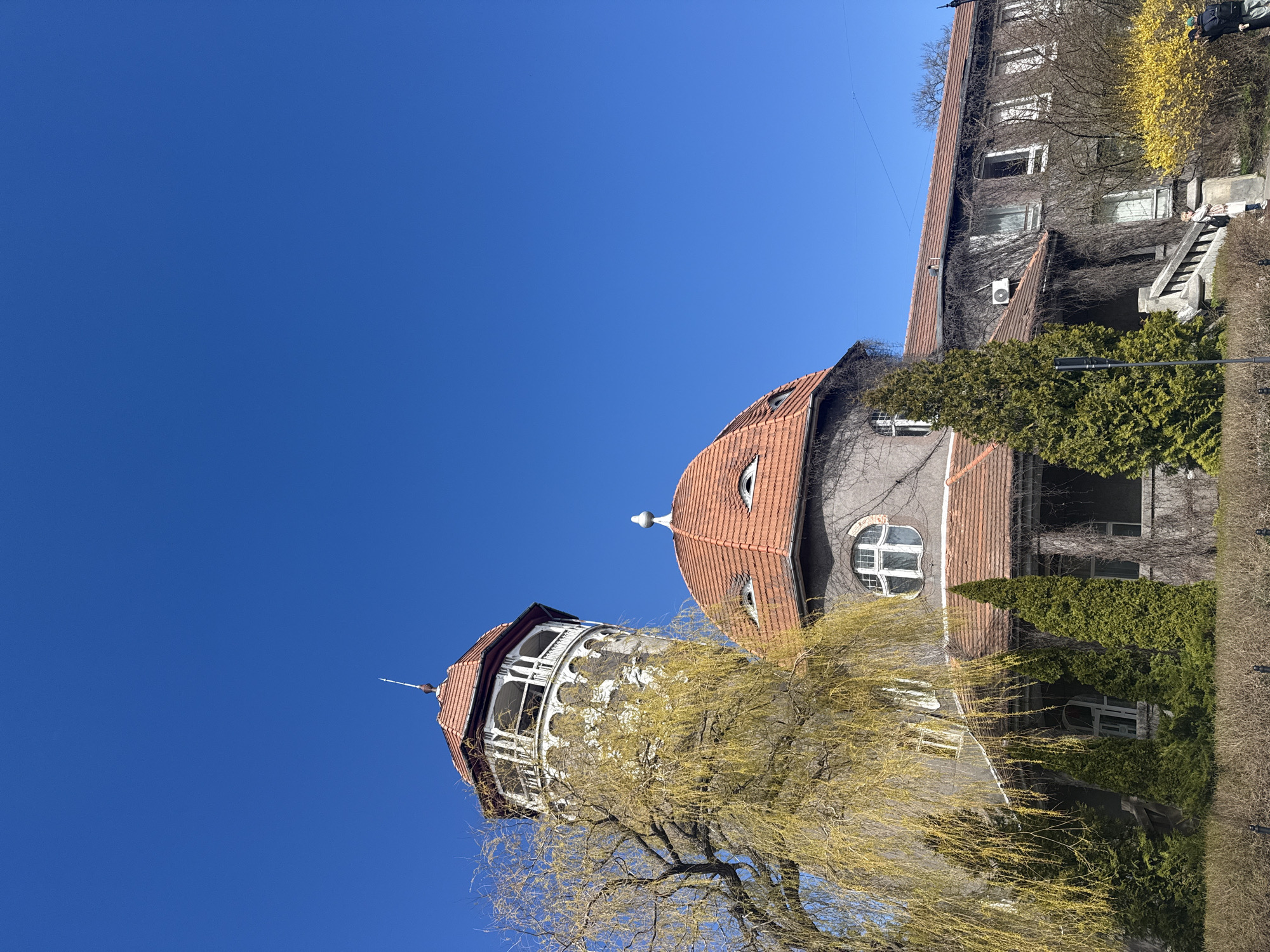 Tourist captures Svetlogorsk landmarks during brief April morning walkabout