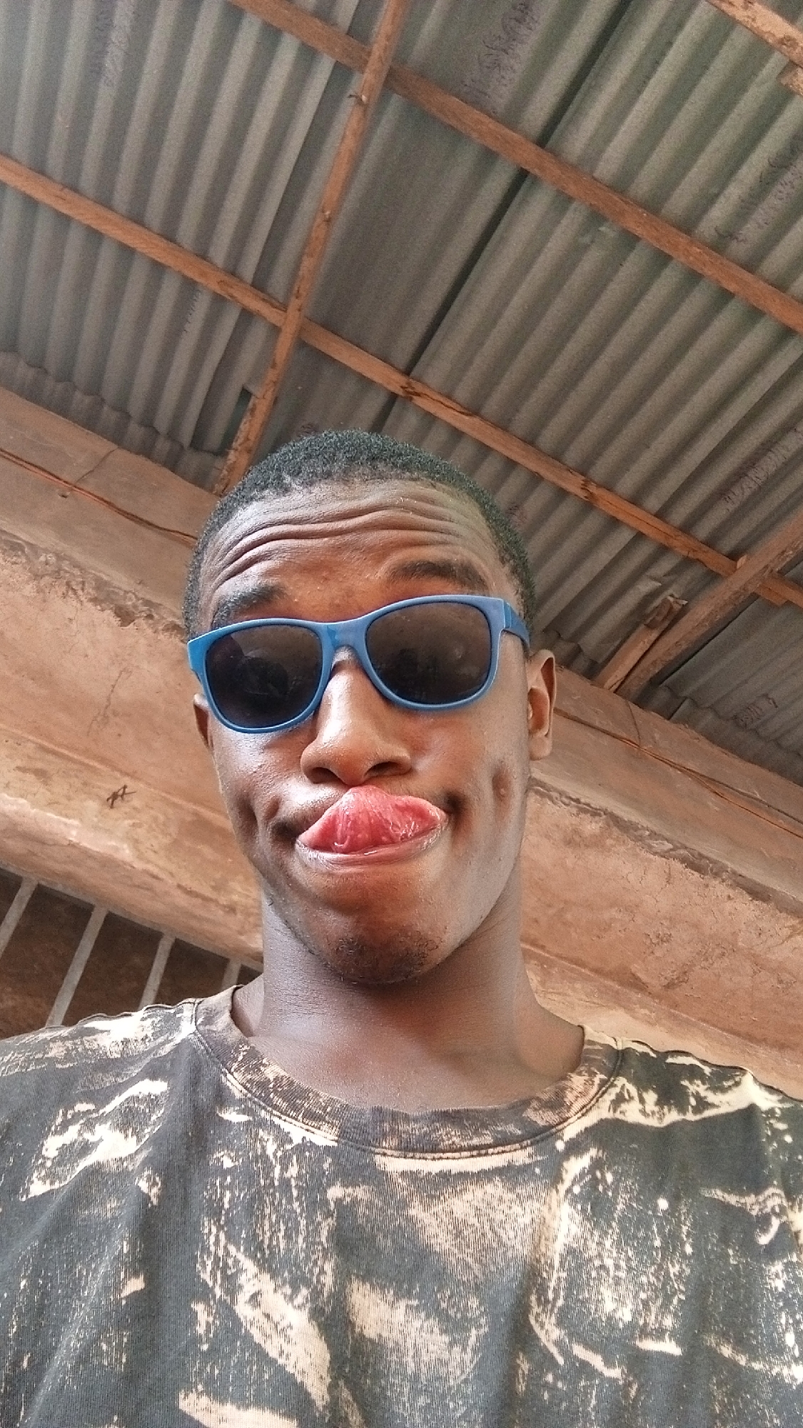 Nigerian youth captures playful selfie session in Onitsha