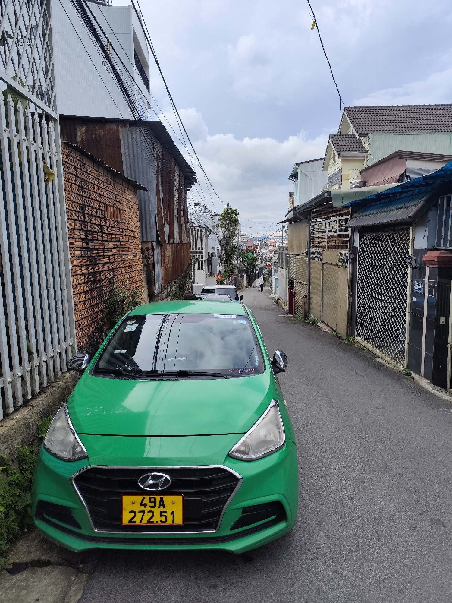 Quiet Da Lat backstreets: narrow roads, bikes, and hanging plants