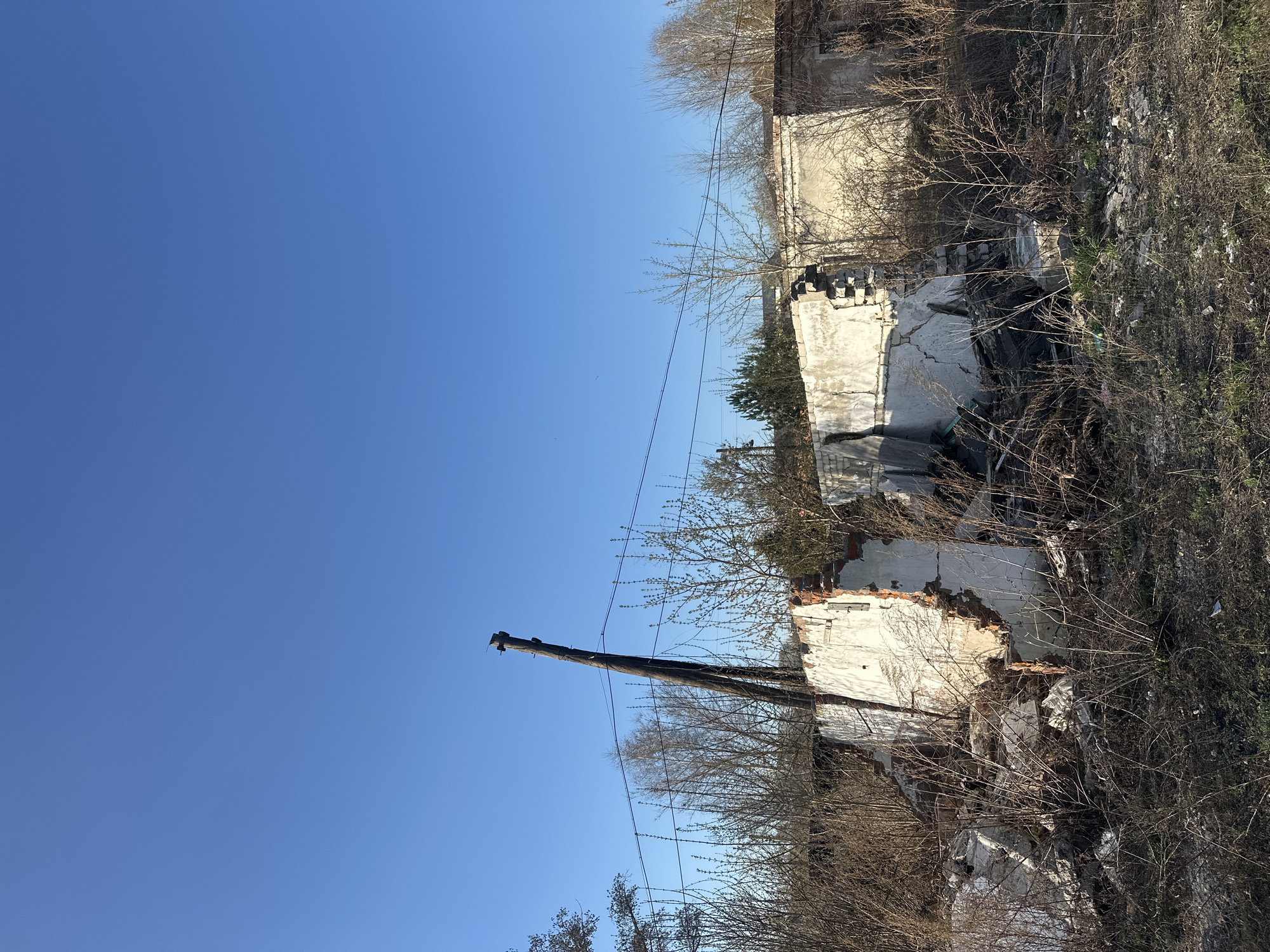 Spring neighborhood scenes documented in Biysk, Russia