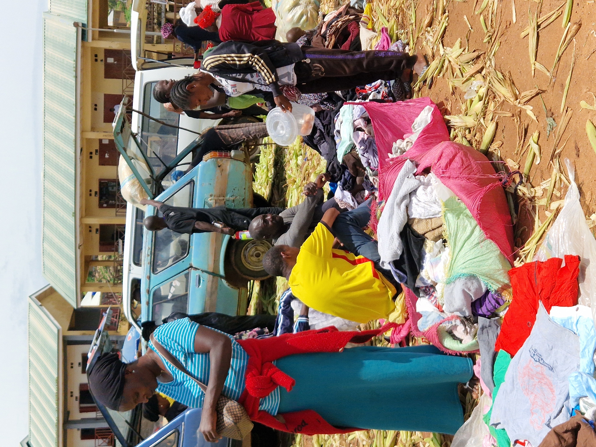Busy Nigerian market day: corn and root vegetable trade in full swing