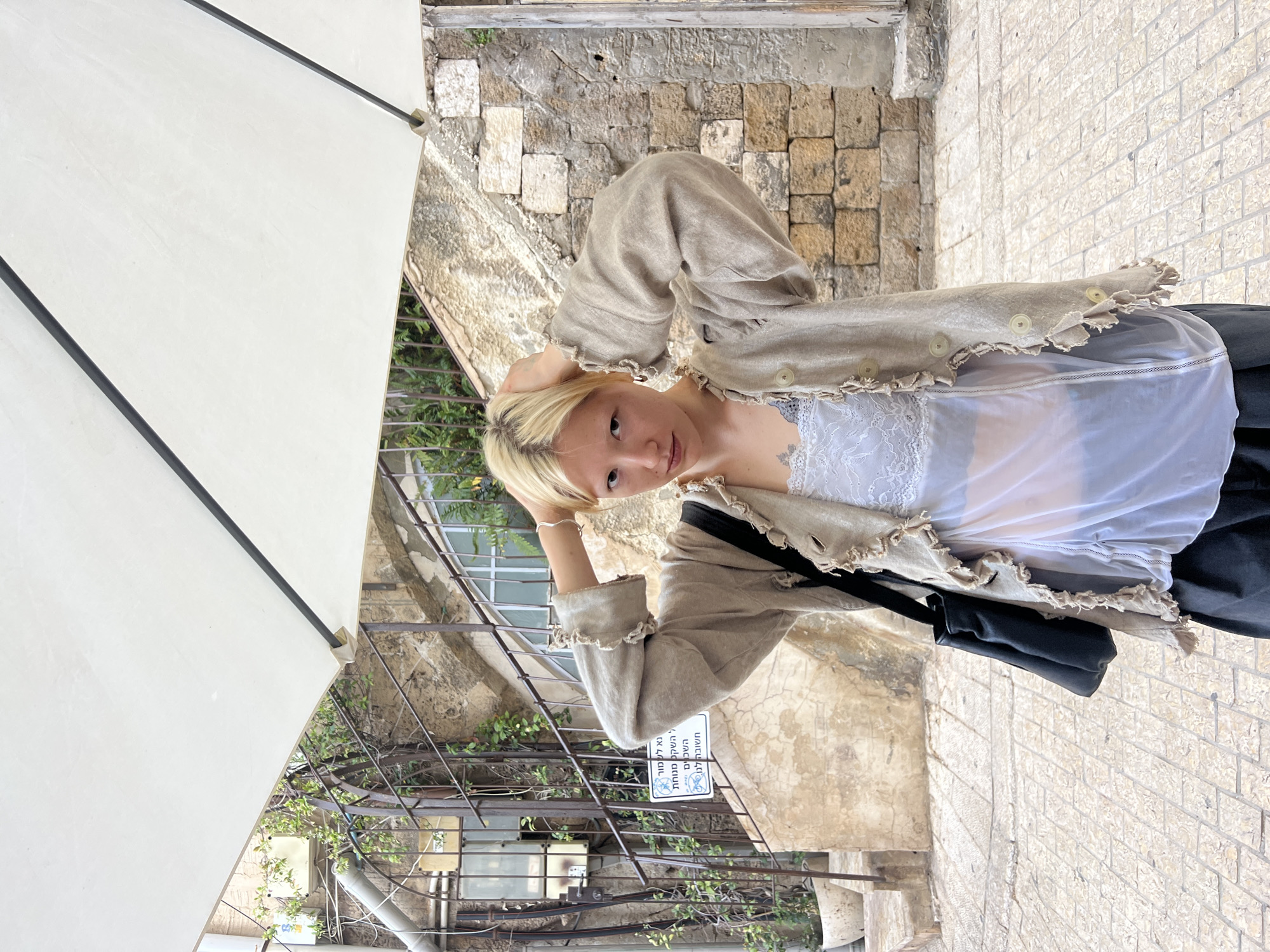 Woman spotted at Tel Aviv café during afternoon visit