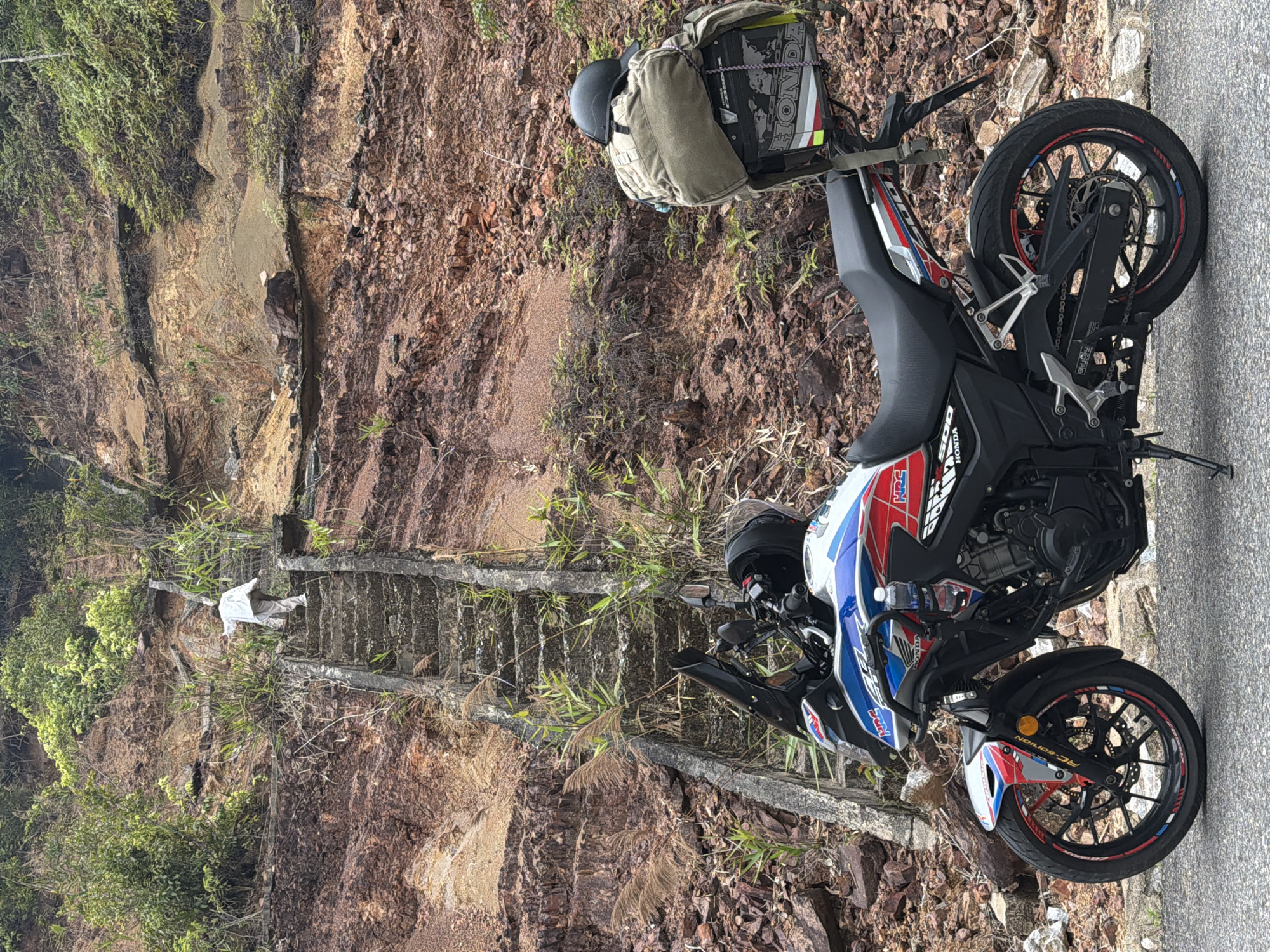 Motorcyclist takes scenic mountain break near Đà Nẵng