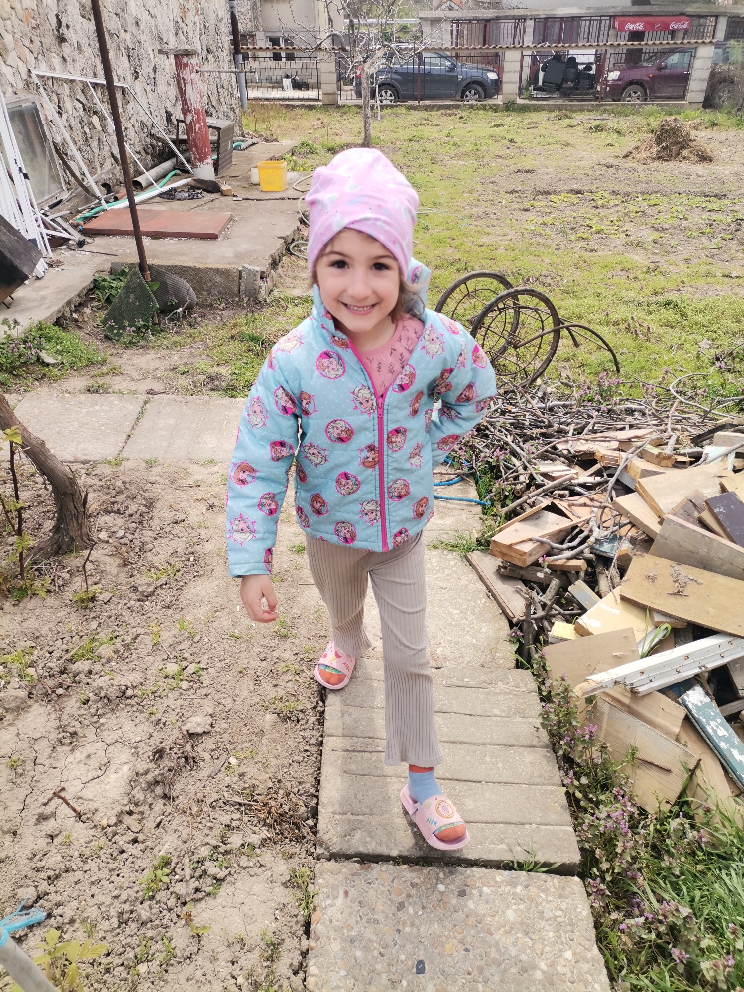Child spotted in winter clothing around Obrochishte residential areas