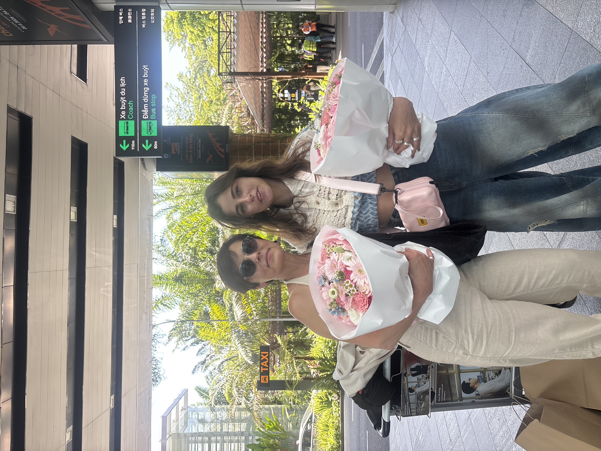 Arrivals and flower greetings at Da Nang International Airport