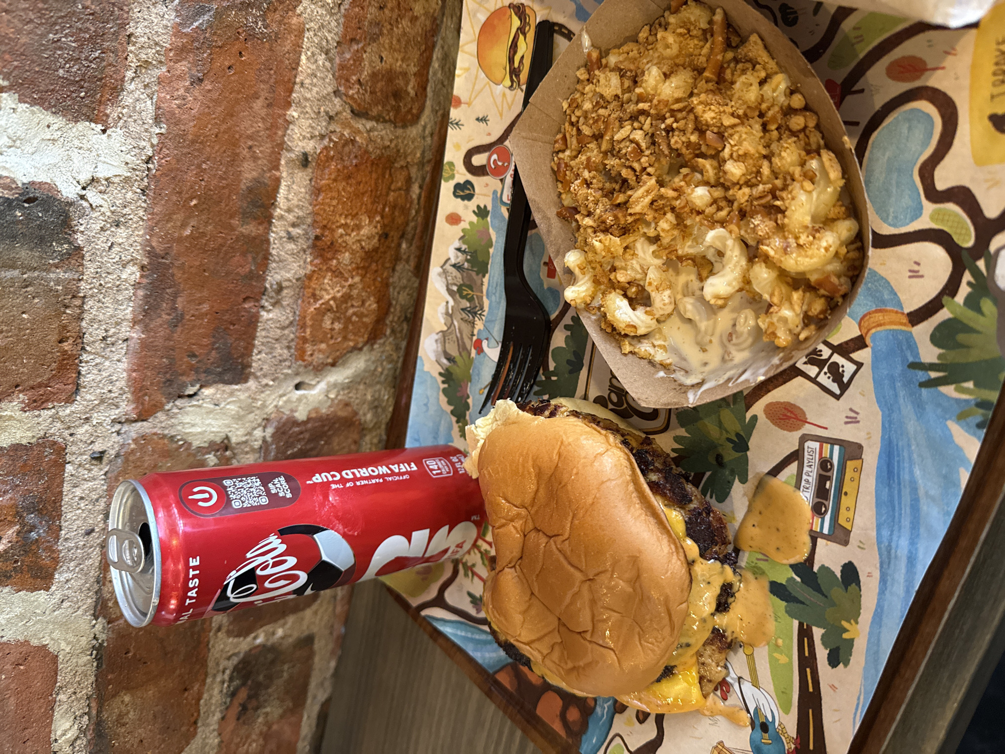 Diner captures burger and mac cheese meal in NYC