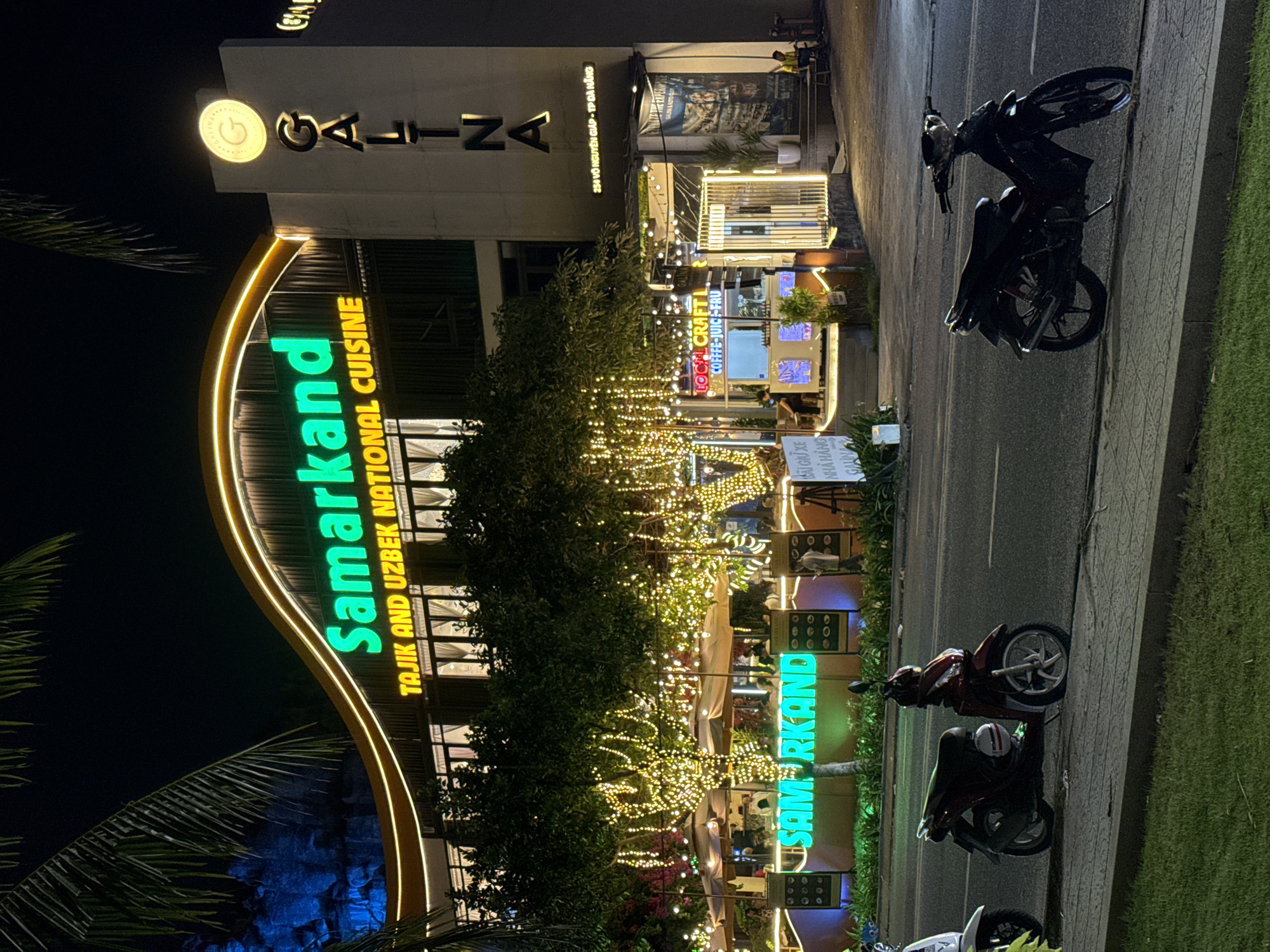 Nighttime street life documented across Đà Nẵng, Vietnam