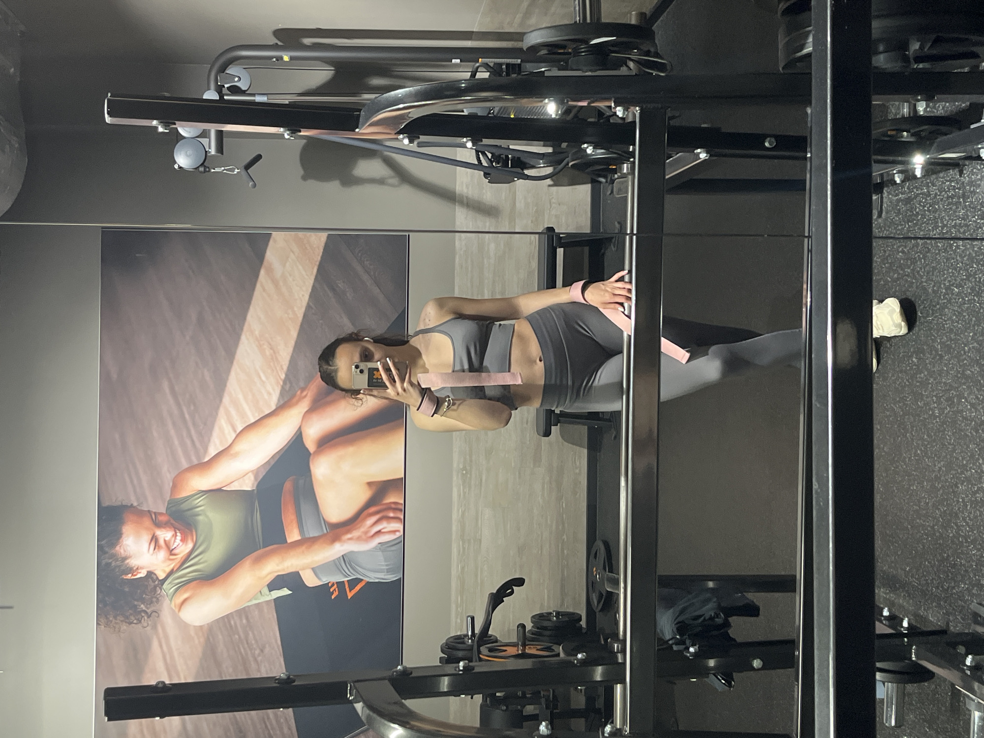 Woman takes gym selfies in Saarbrücken fitness center