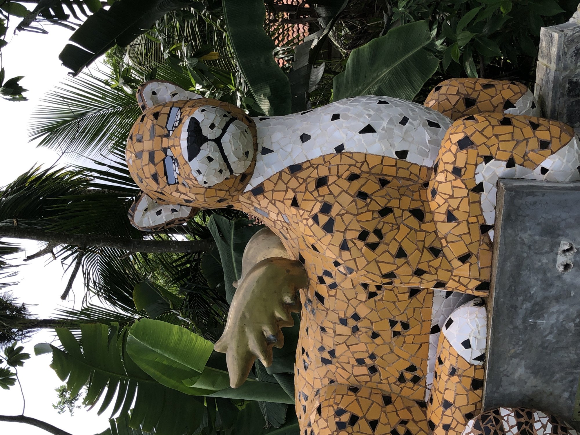 Mosaic jaguar statue spotted in tropical setting, Kabalana