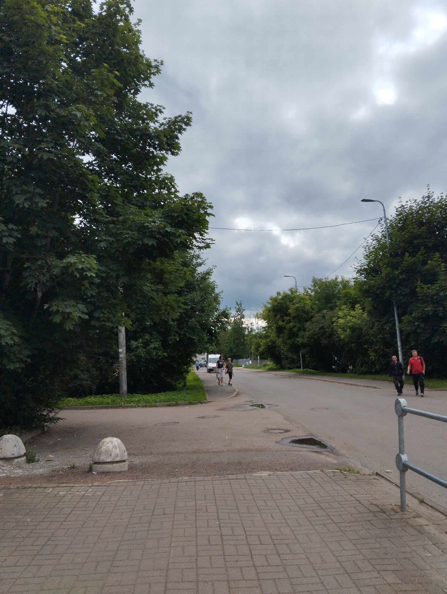 Street scenes and selfies from Kingisepp on a cloudy afternoon