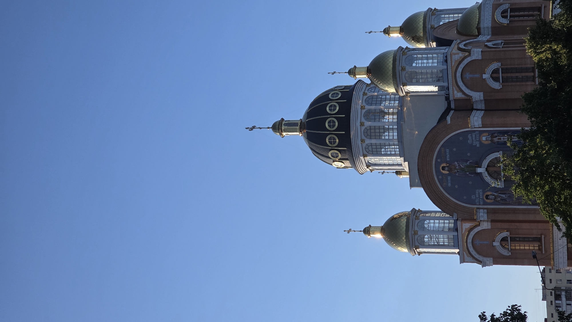 Golden domes and a crow: a Kyiv afternoon in two shots