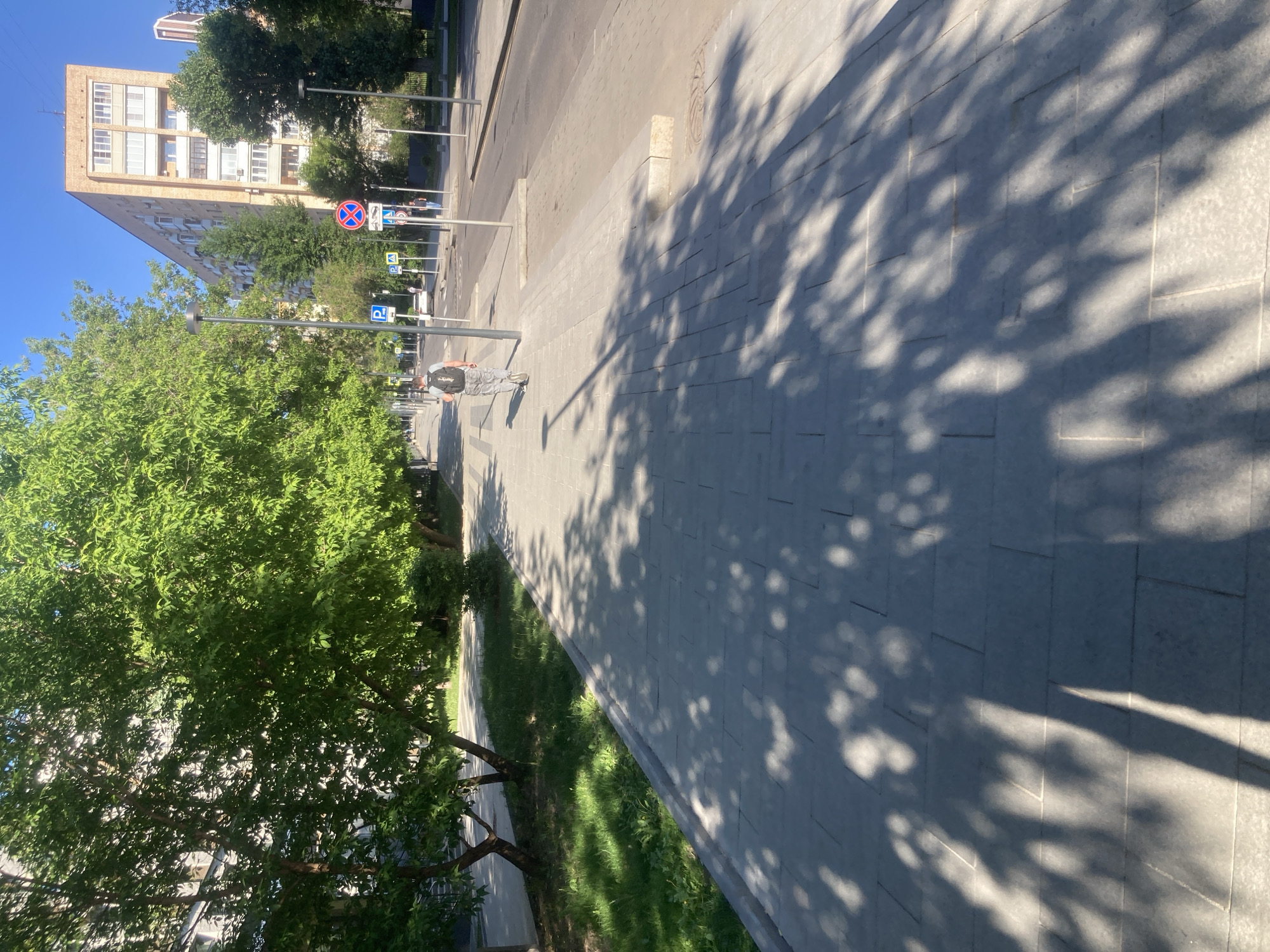 Early morning pedestrian activity documented across central Moscow