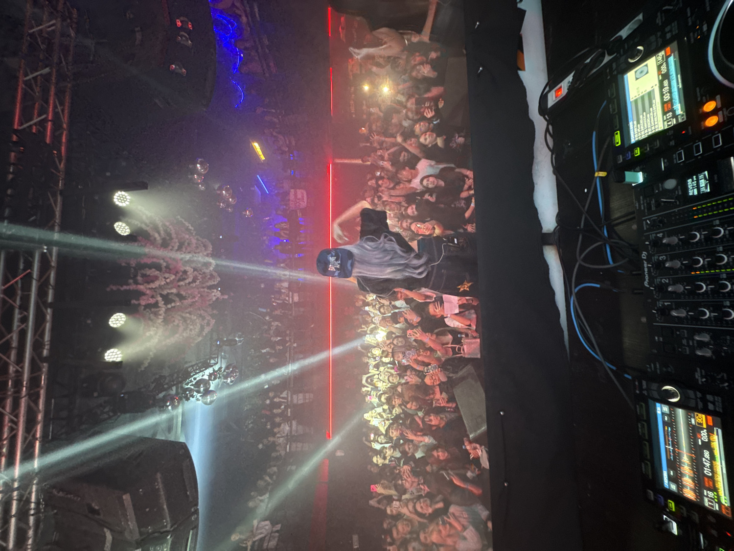 Live concert draws enthusiastic crowd in Vladivostok venue