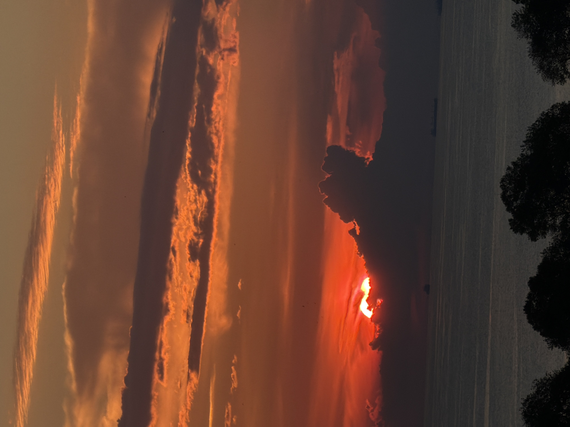 Witness documents dramatic coastal sunset over 15-minute span