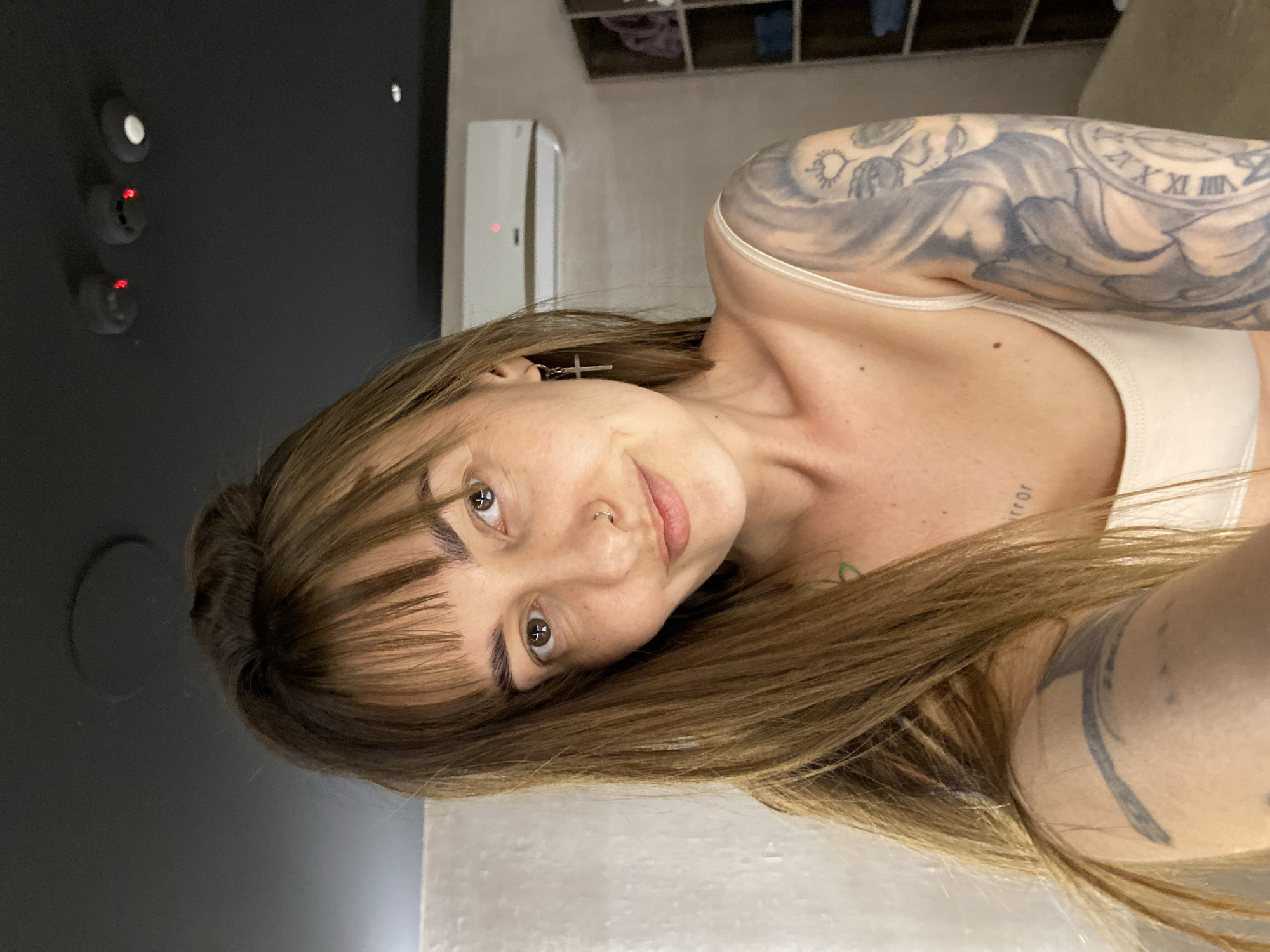 Woman takes bathroom mirror selfies in Votkinsk