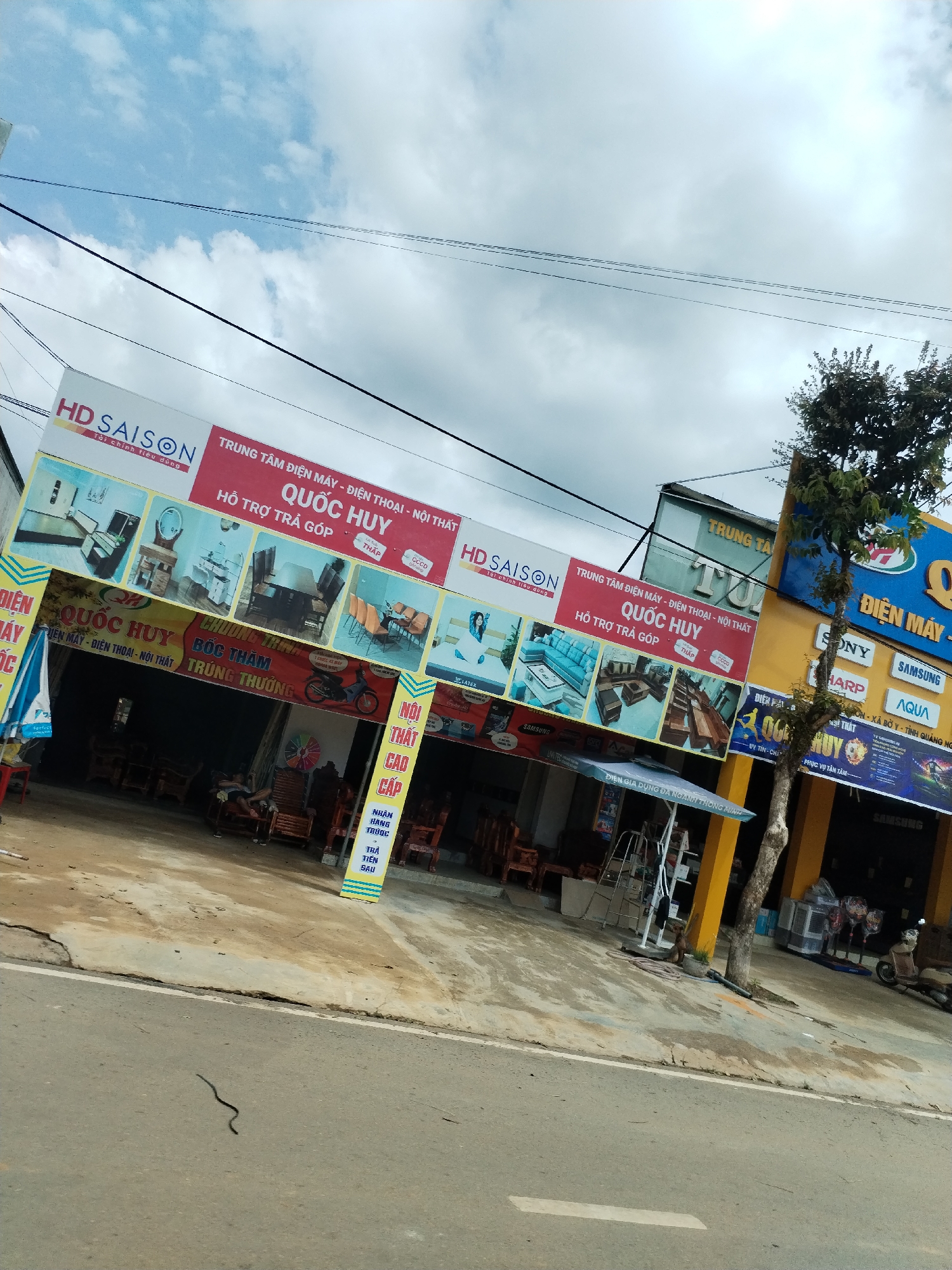 Commercial street scene documented in Pờ Y, Vietnam