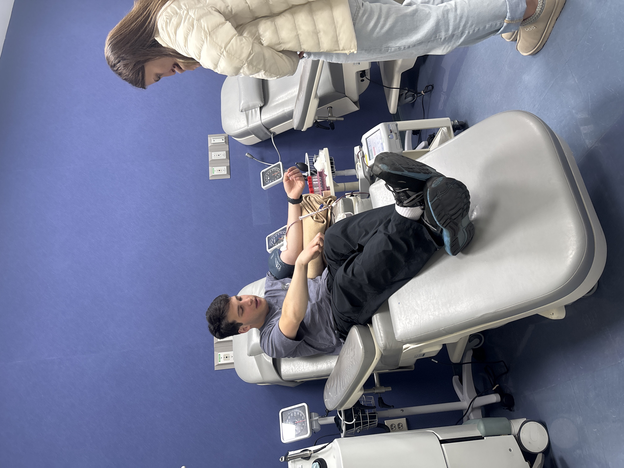 Man donates blood at Mexican medical facility