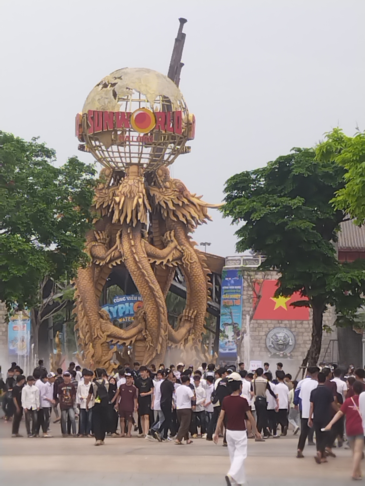 Early morning crowds tour Sun World theme park in Vietnam