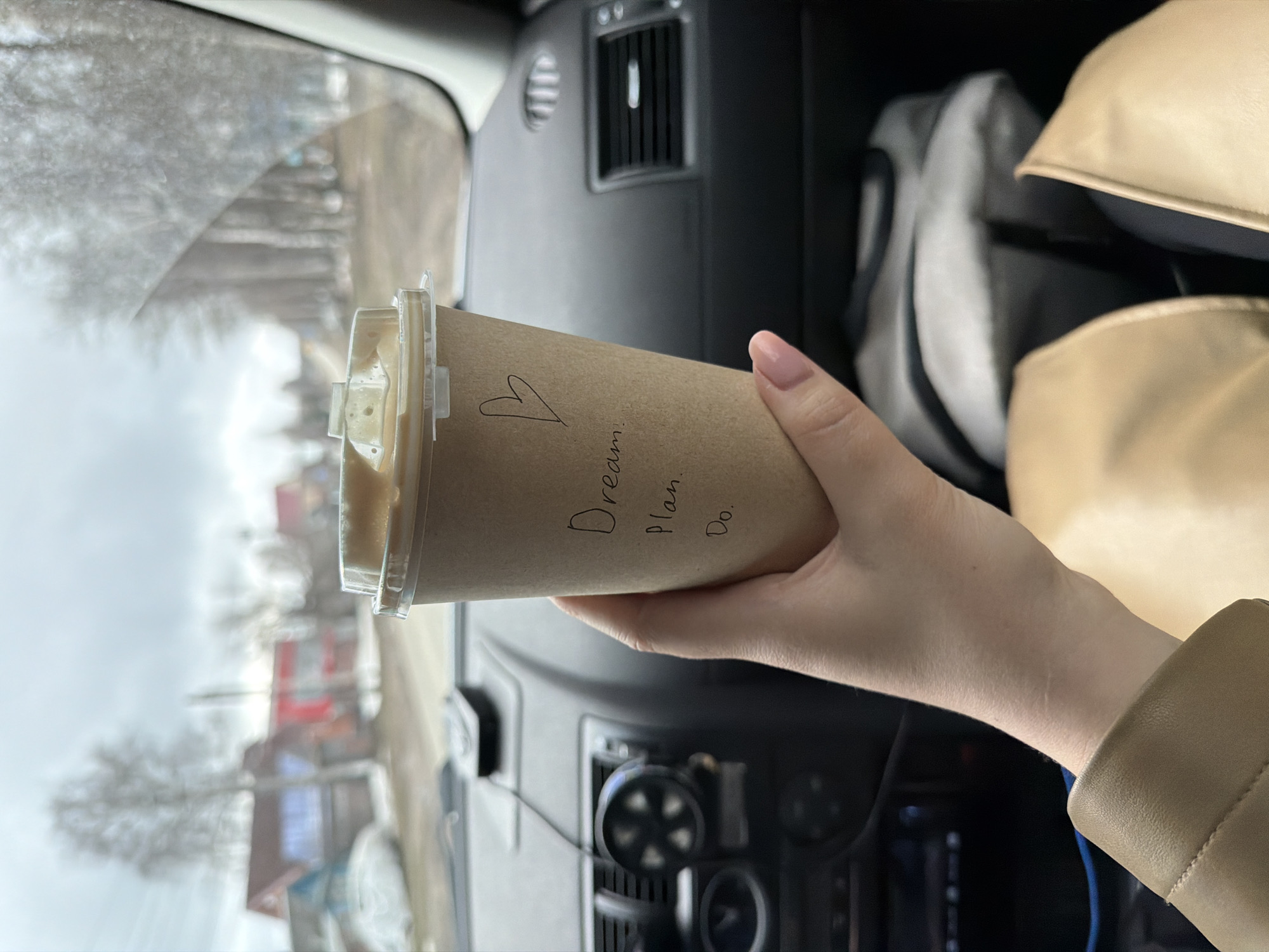 Coffee cup bears handwritten motivation in Votkinsk car