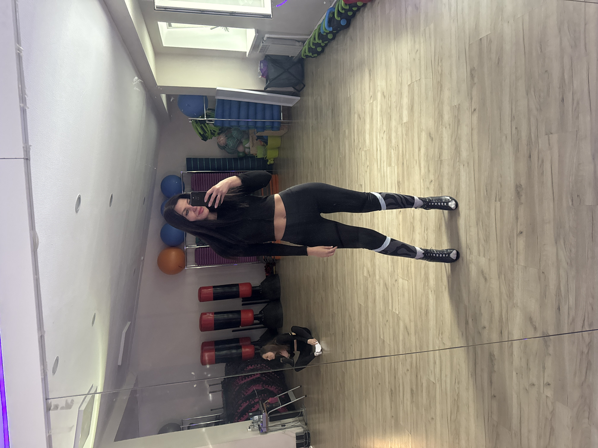 Woman takes gym selfies in early morning workout session