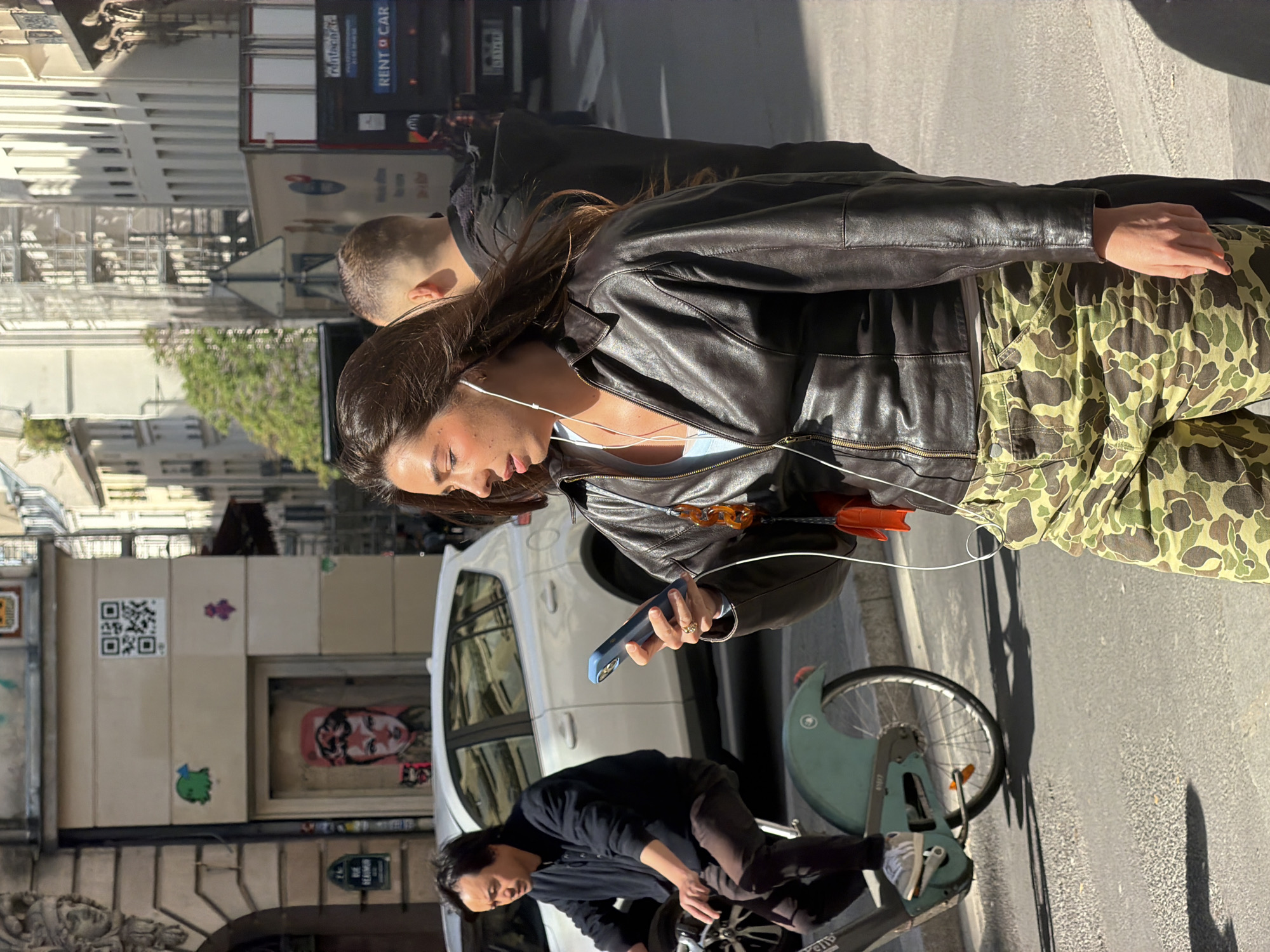 Ordinary morning moments captured across Paris streets