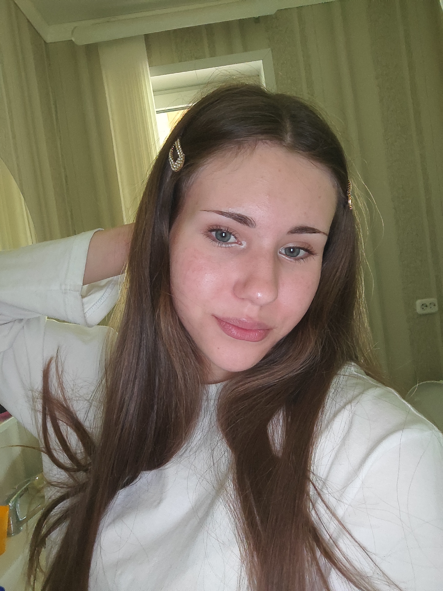 Selfie session at home in Svietlahorsk, halo headband and hair clips