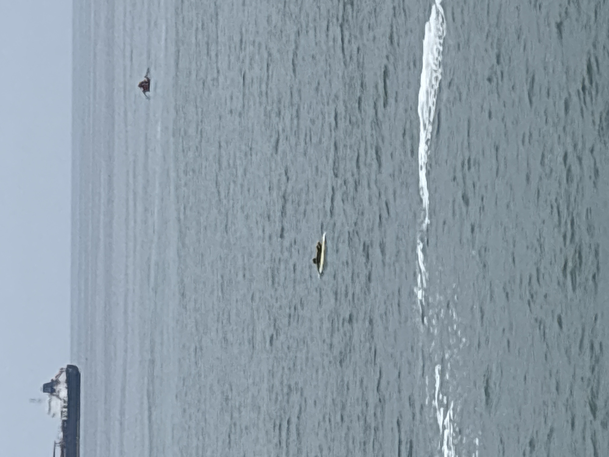 Choppy ocean conditions observed off Arica coast with ships, kayakers