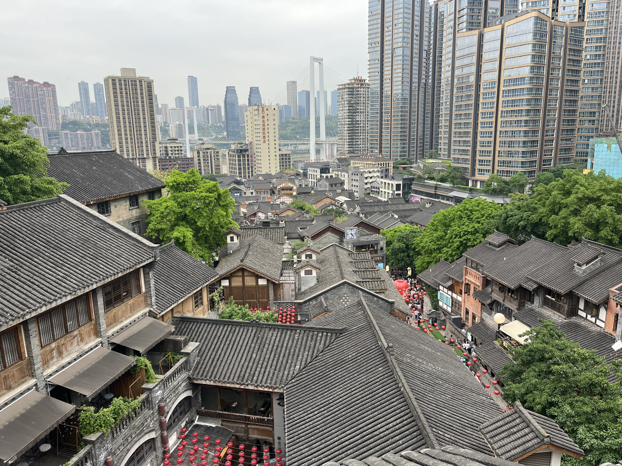 Daily life documented in busy Yuzhong District cultural areas