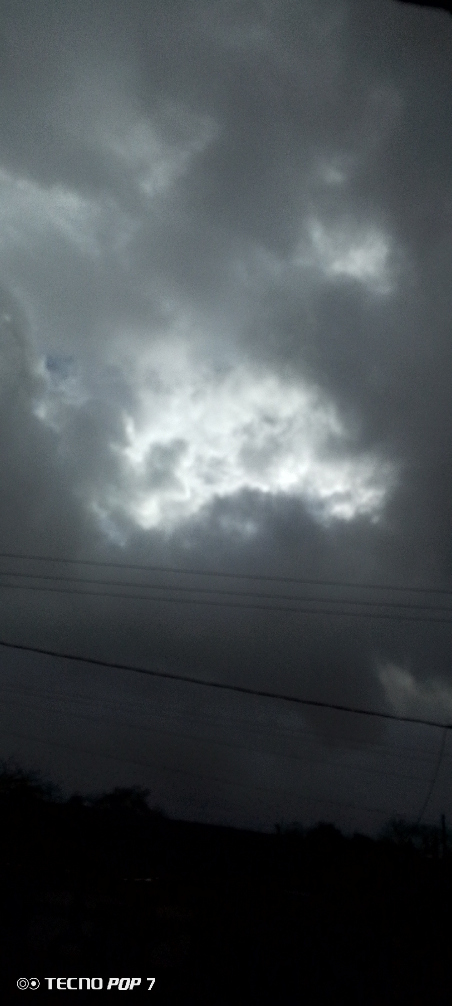 Two-hour cloud watching session documented in Venezuelan town
