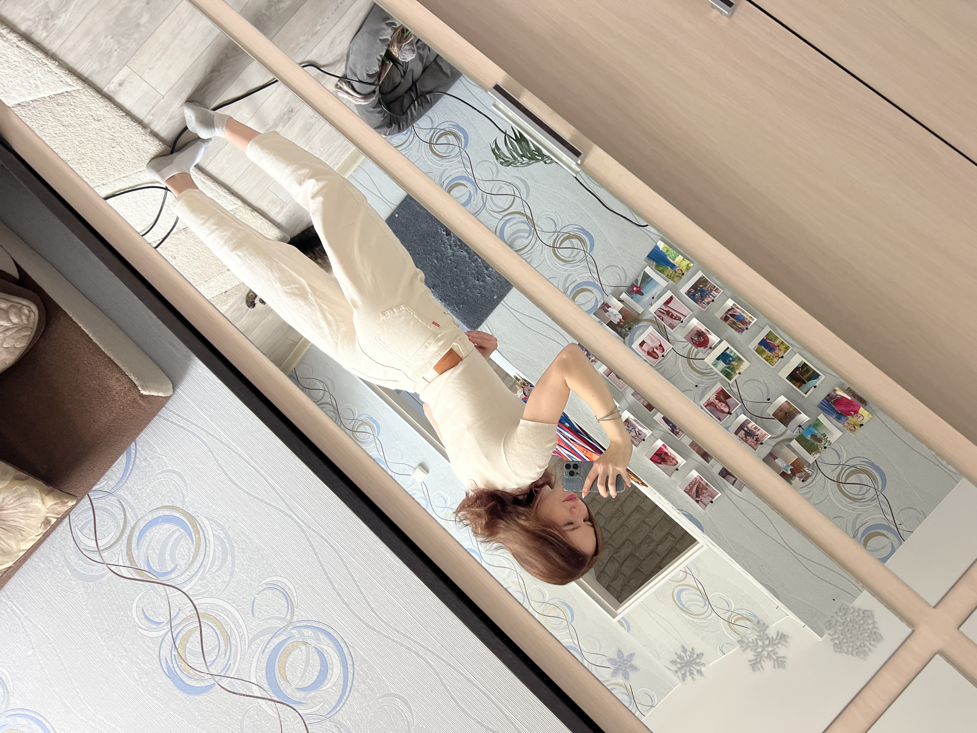 Woman documents morning routine with selfies in Chaikovsky apartment