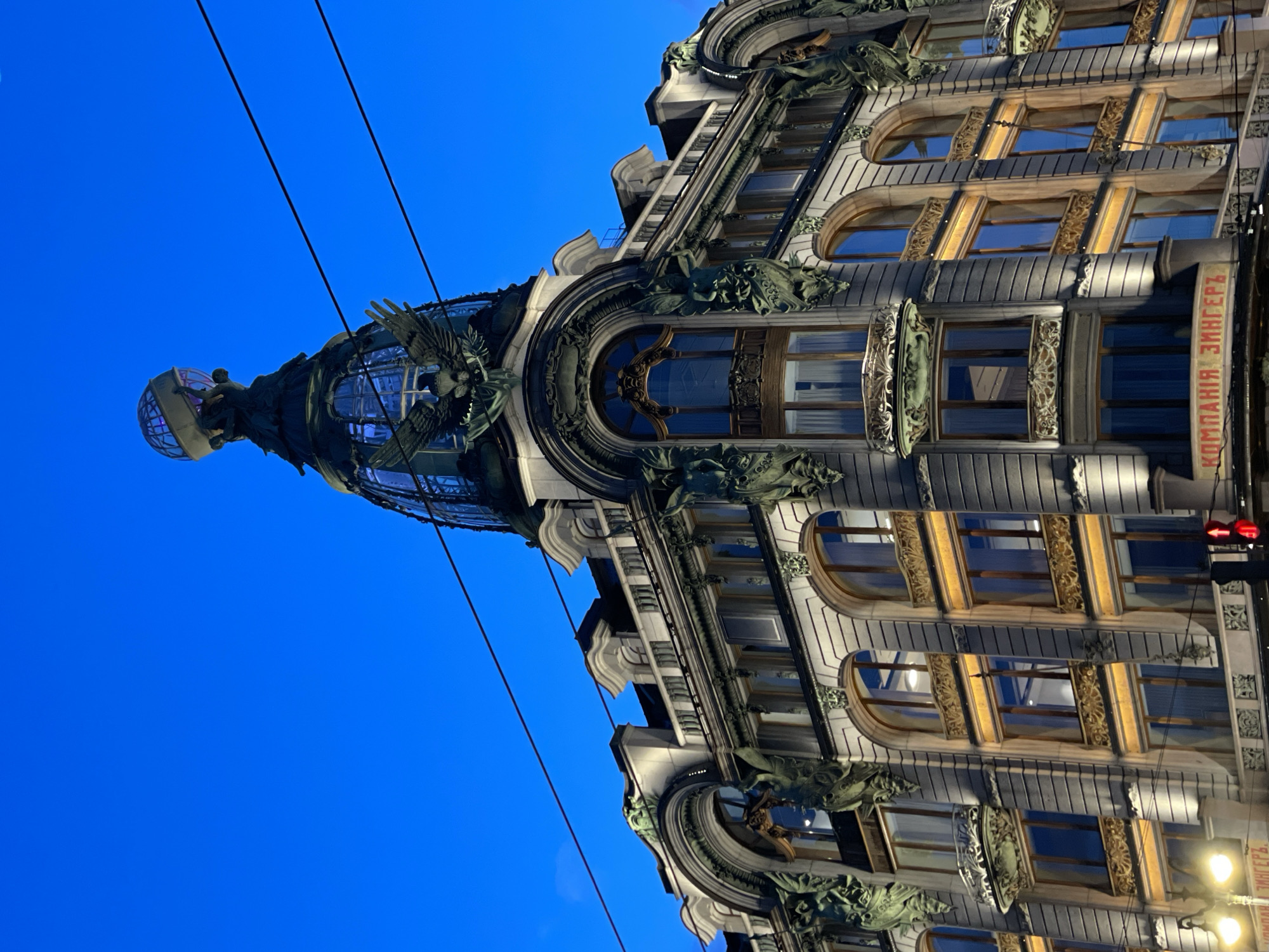 Evening stroll captures Saint Petersburg landmarks and decorative displays