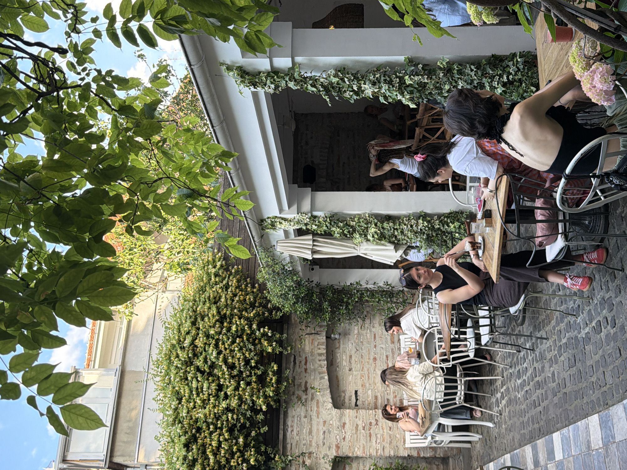 Everyday Belgrade street life documented in six-minute window