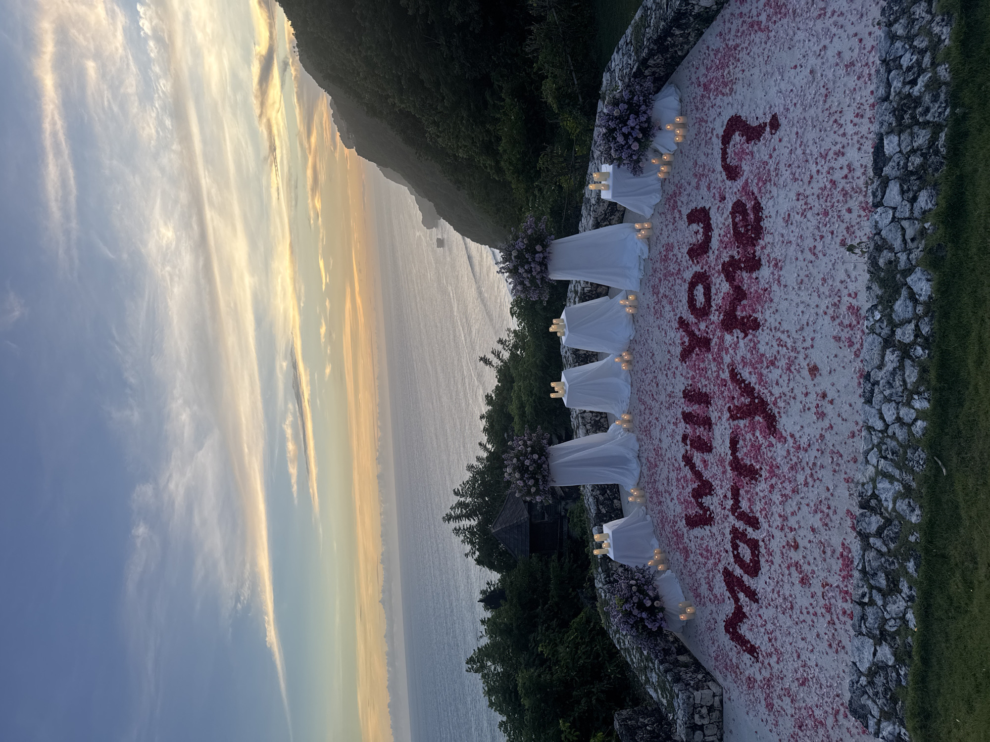 Marriage proposal setup spotted on Kuta Selatan cliffside