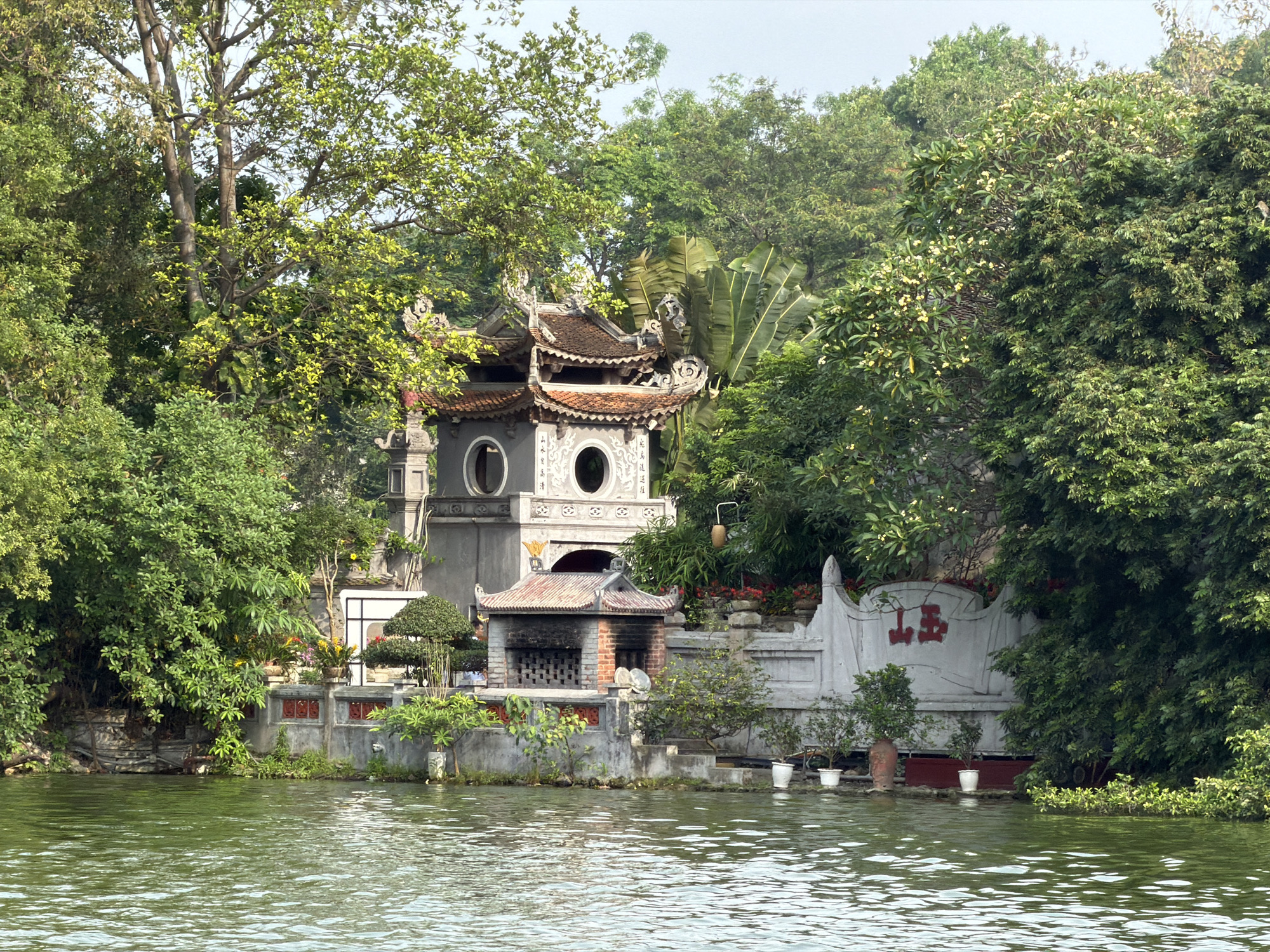 Morning scenes documented around Hanoi's temples and streets