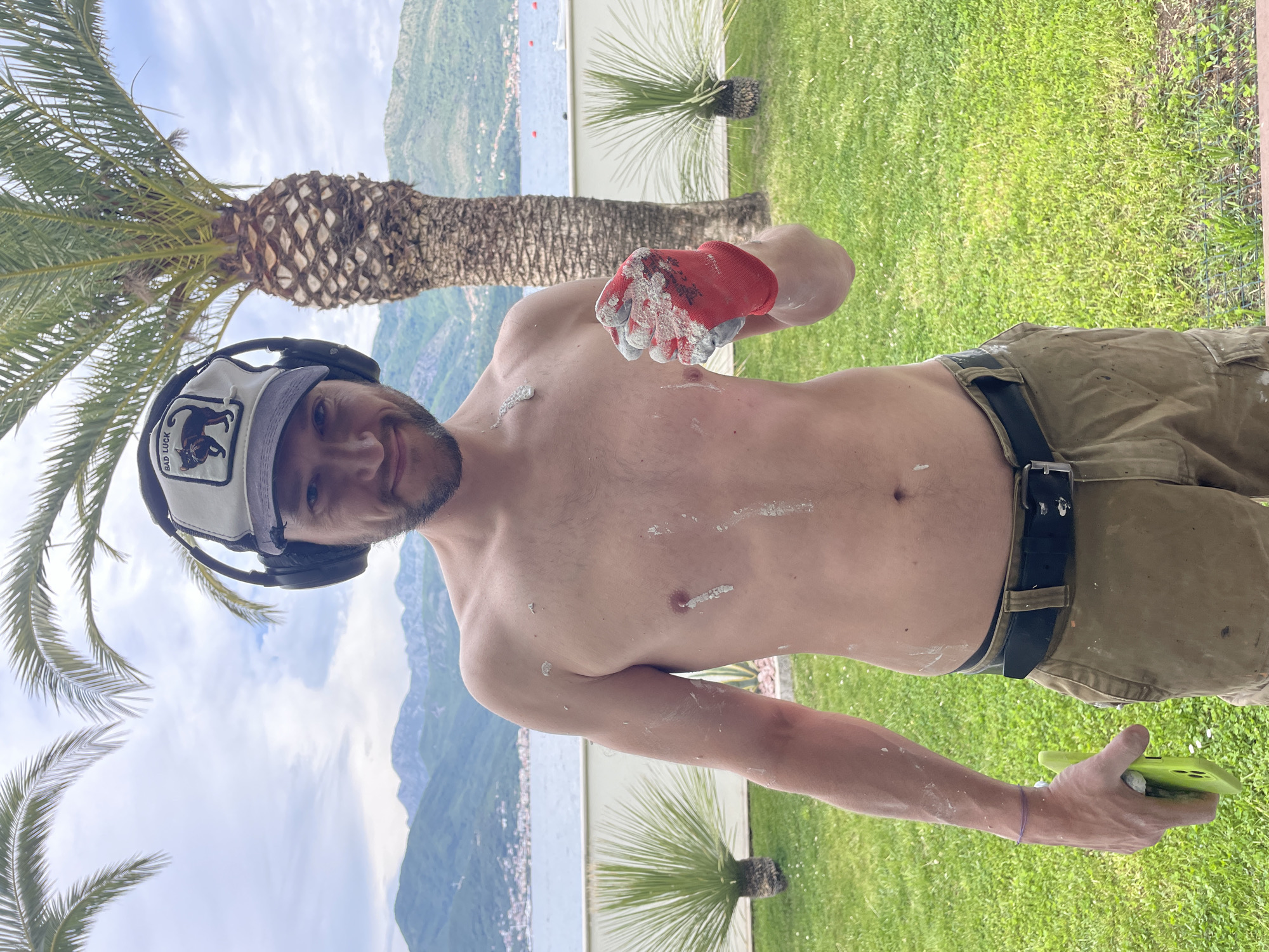 Shirtless man with paint-covered glove spotted in Tivat