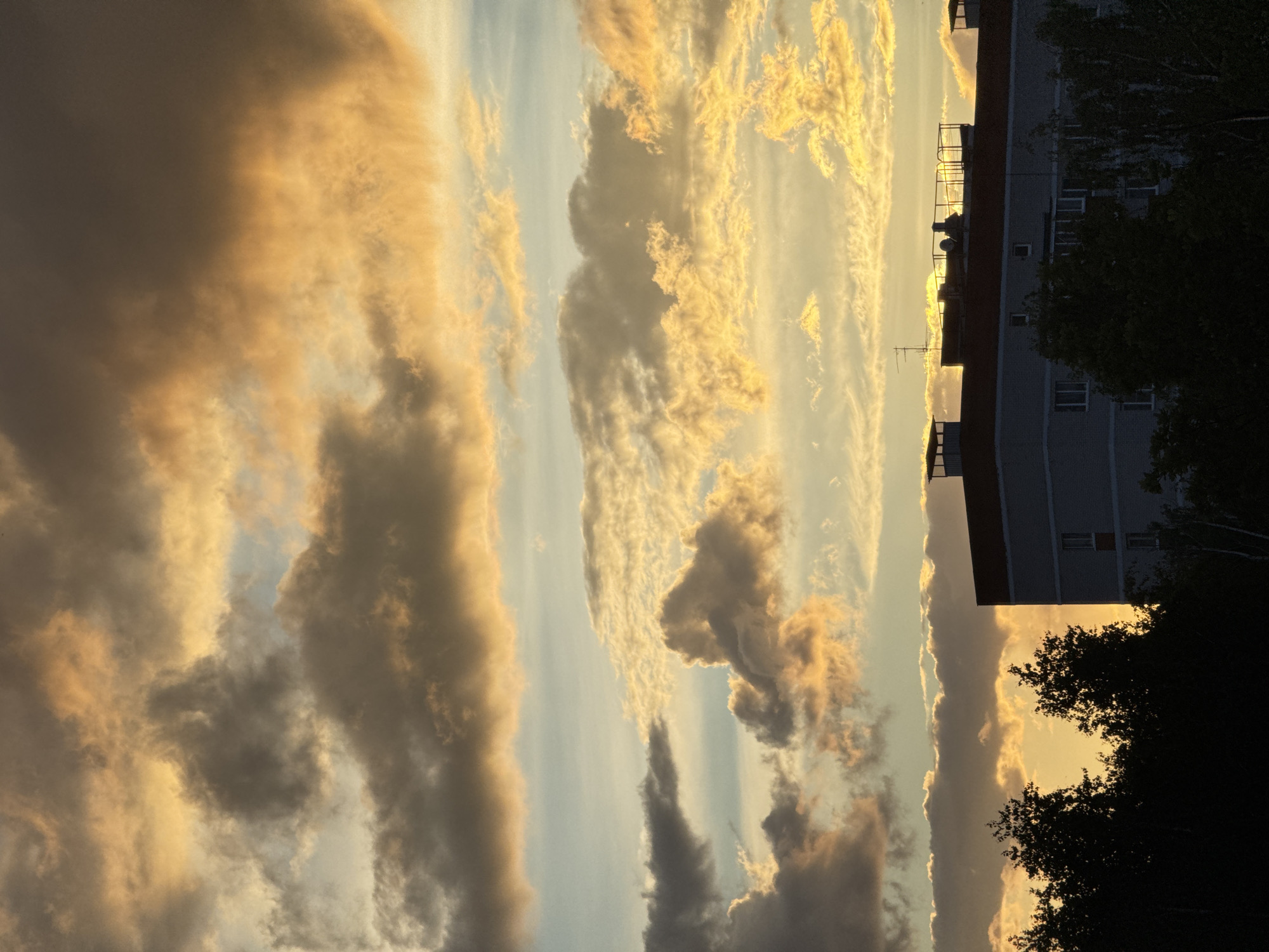 Ordinary moments documented across Izhevsk during evening hours