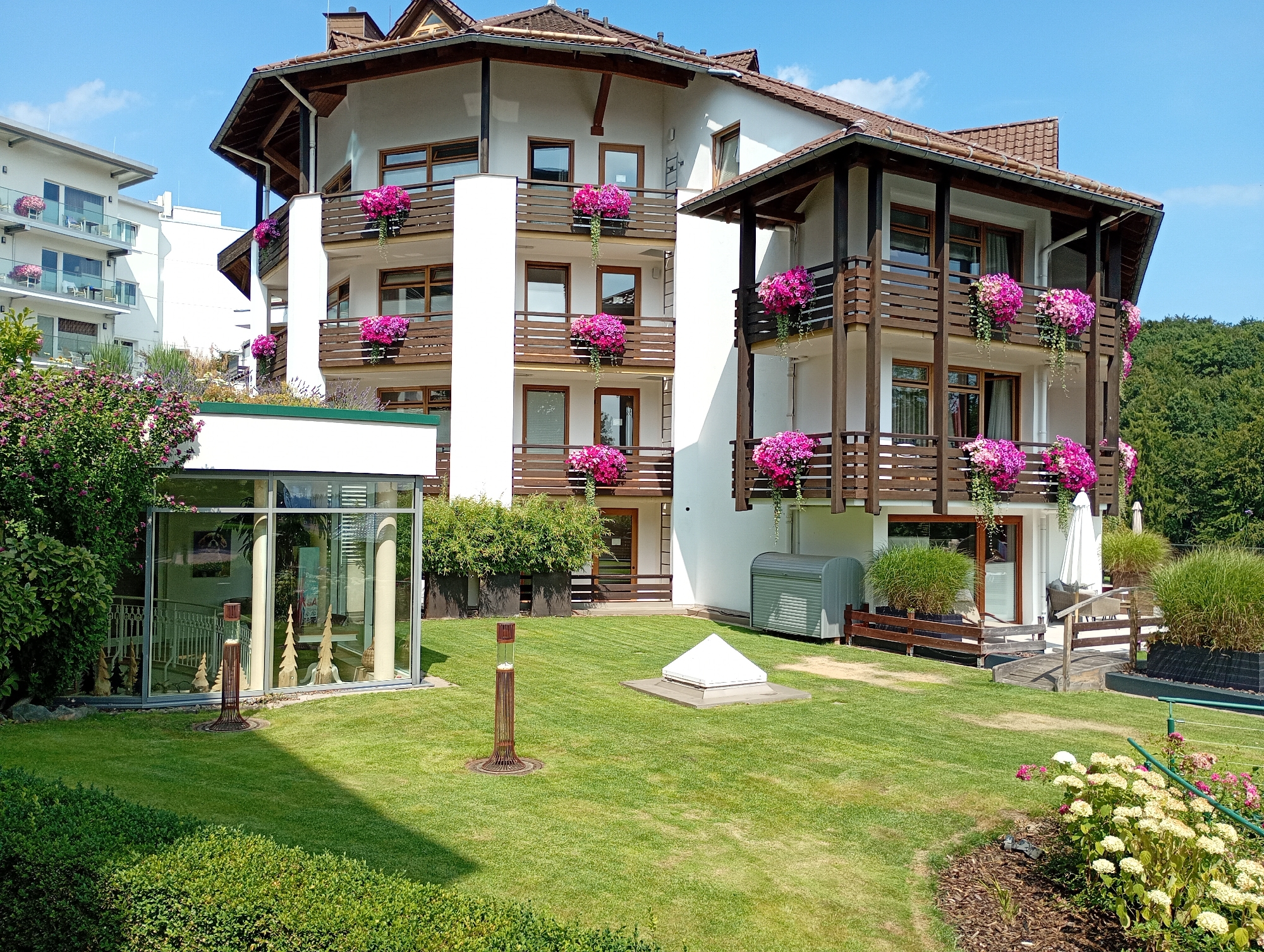 Inside a Bad Sachsa hotel: dining, bar, and lakeside views