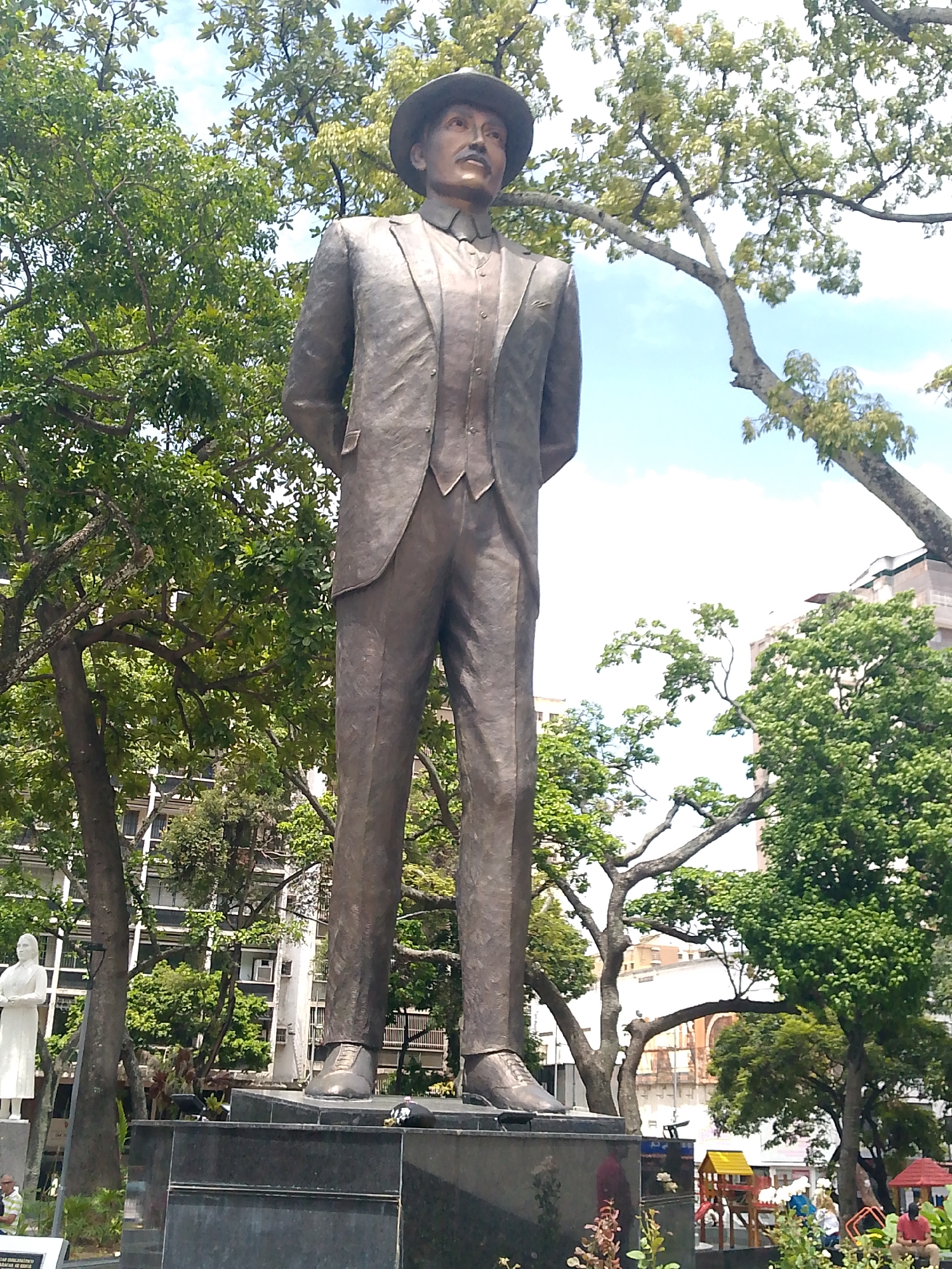 Person documents public spaces, statues, and outdoor life in Caracas