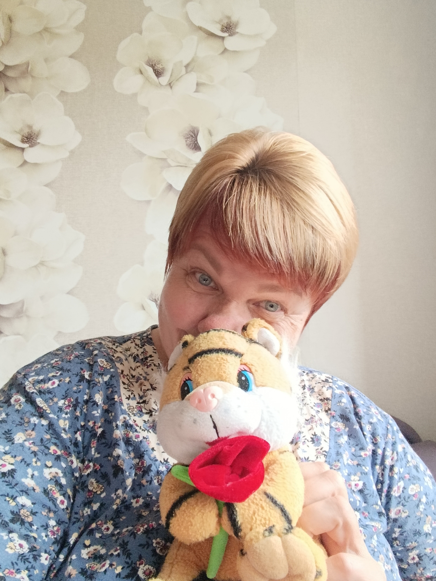 Relaxed morning at home in Svietlahorsk, selfies and sweet treats