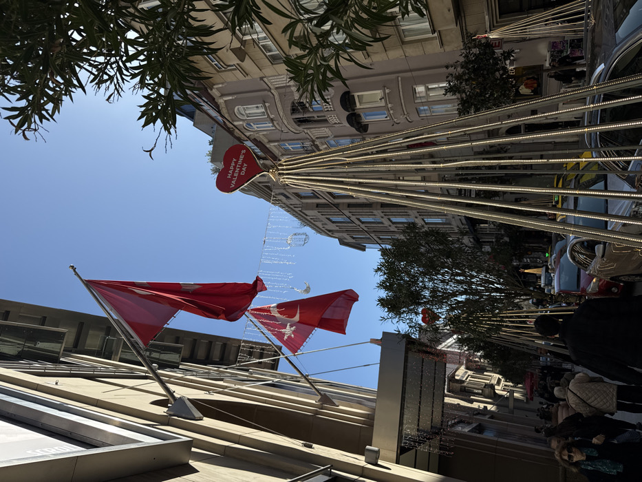 Morning street life documented in Istanbul's Şişli district