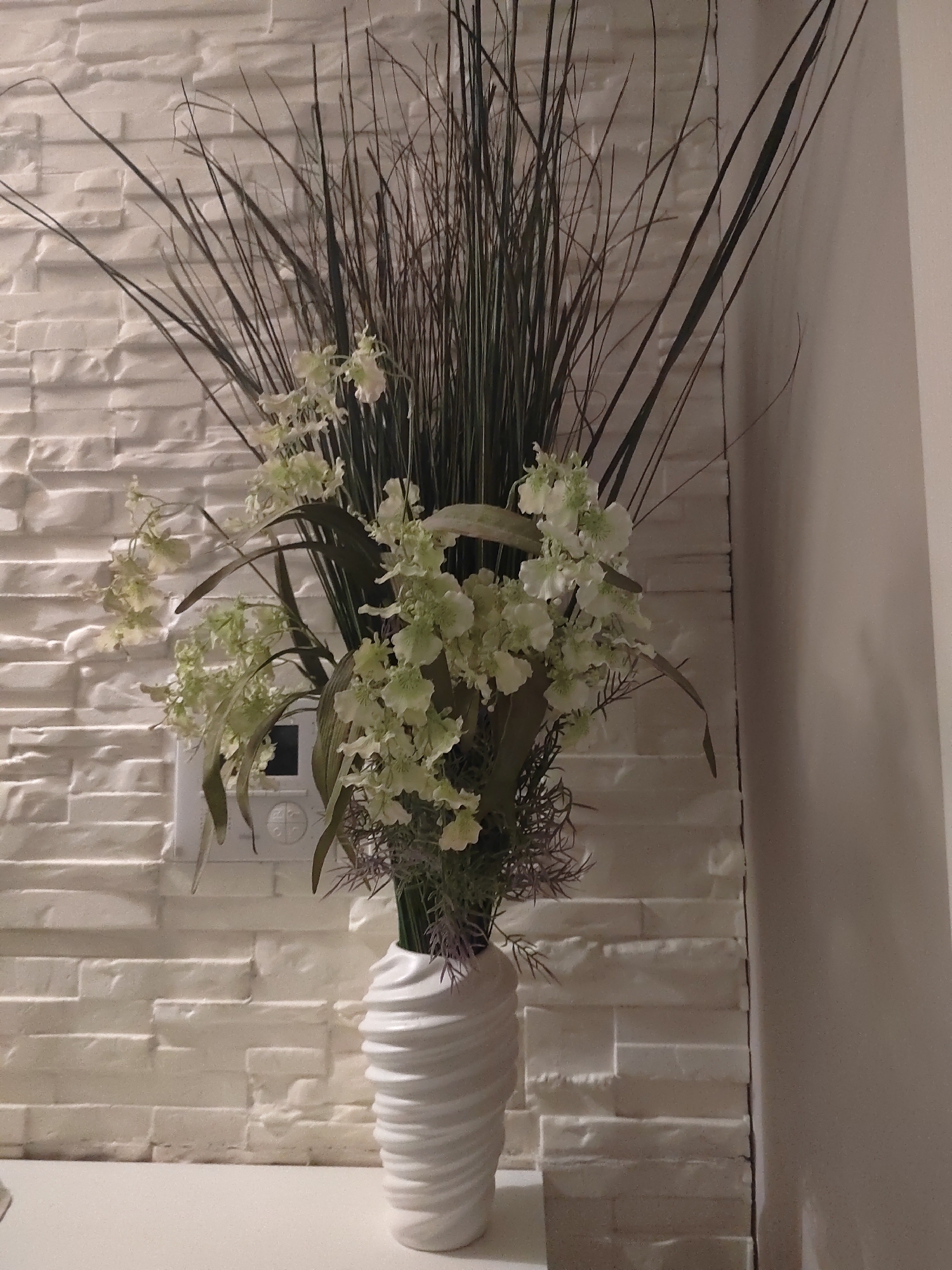 Decorative home items and wall art in a Porto Recanati interior